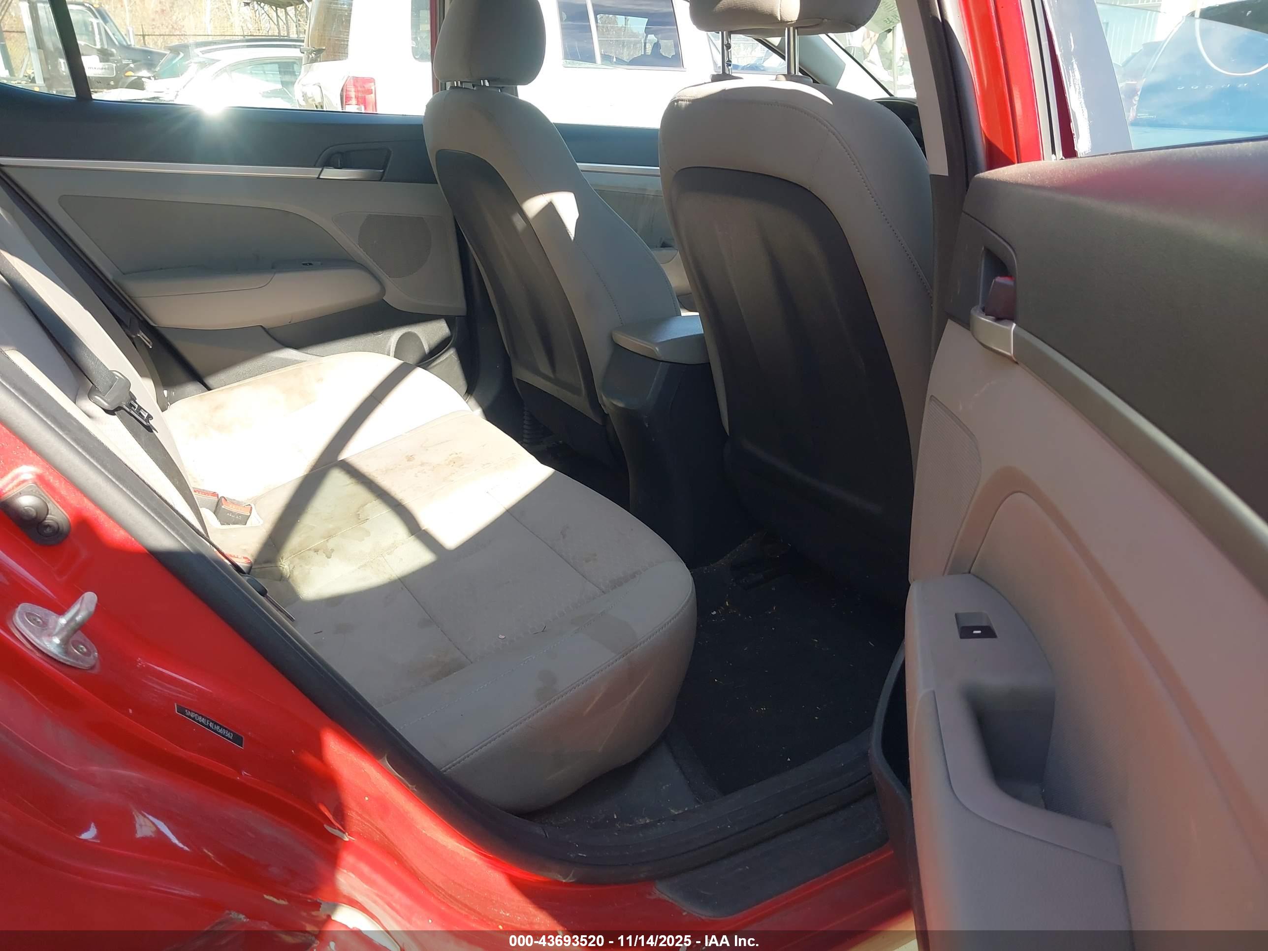 HYUNDAI ELANTRA image 8
