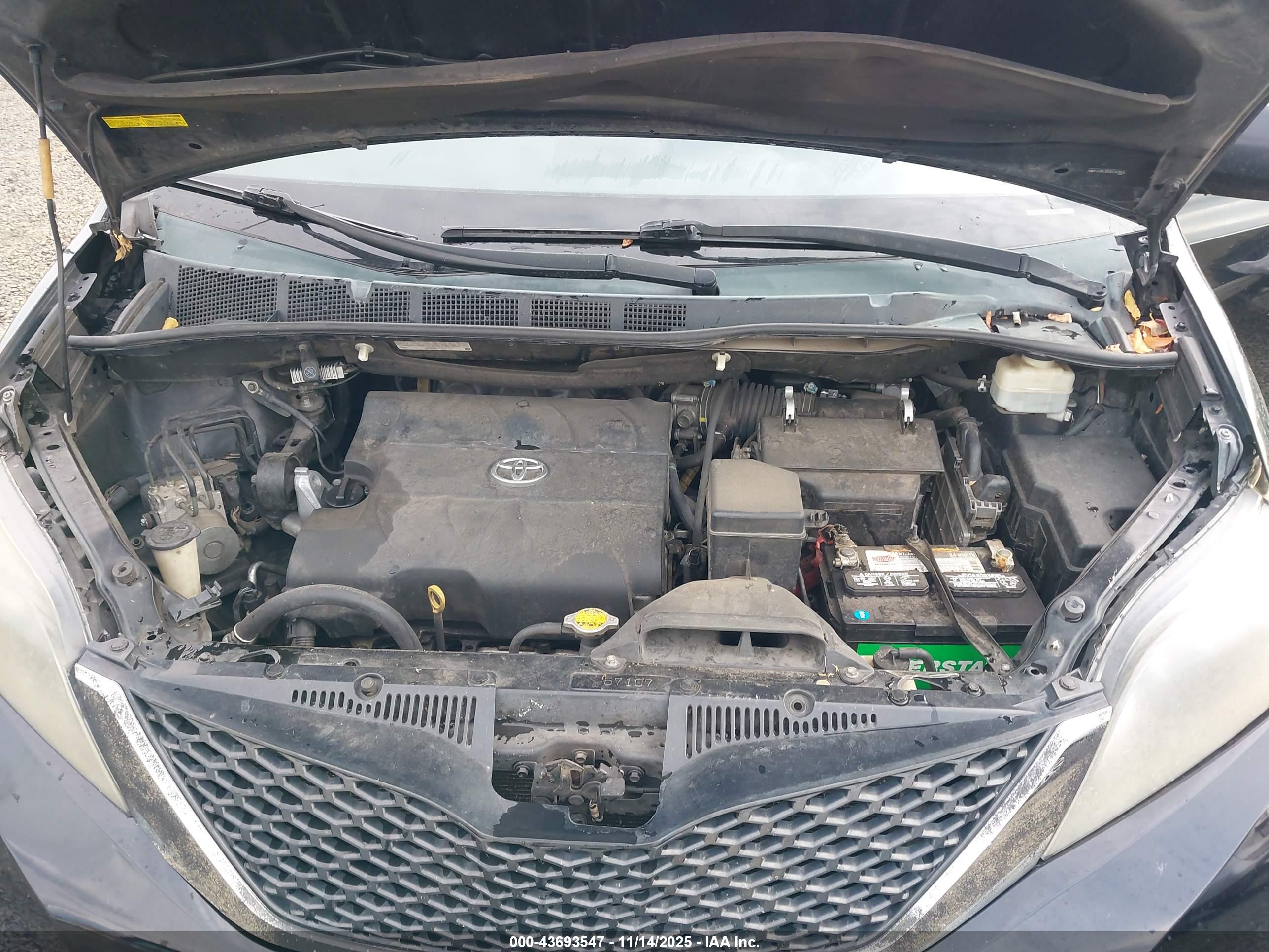 TOYOTA SIENNA image 10