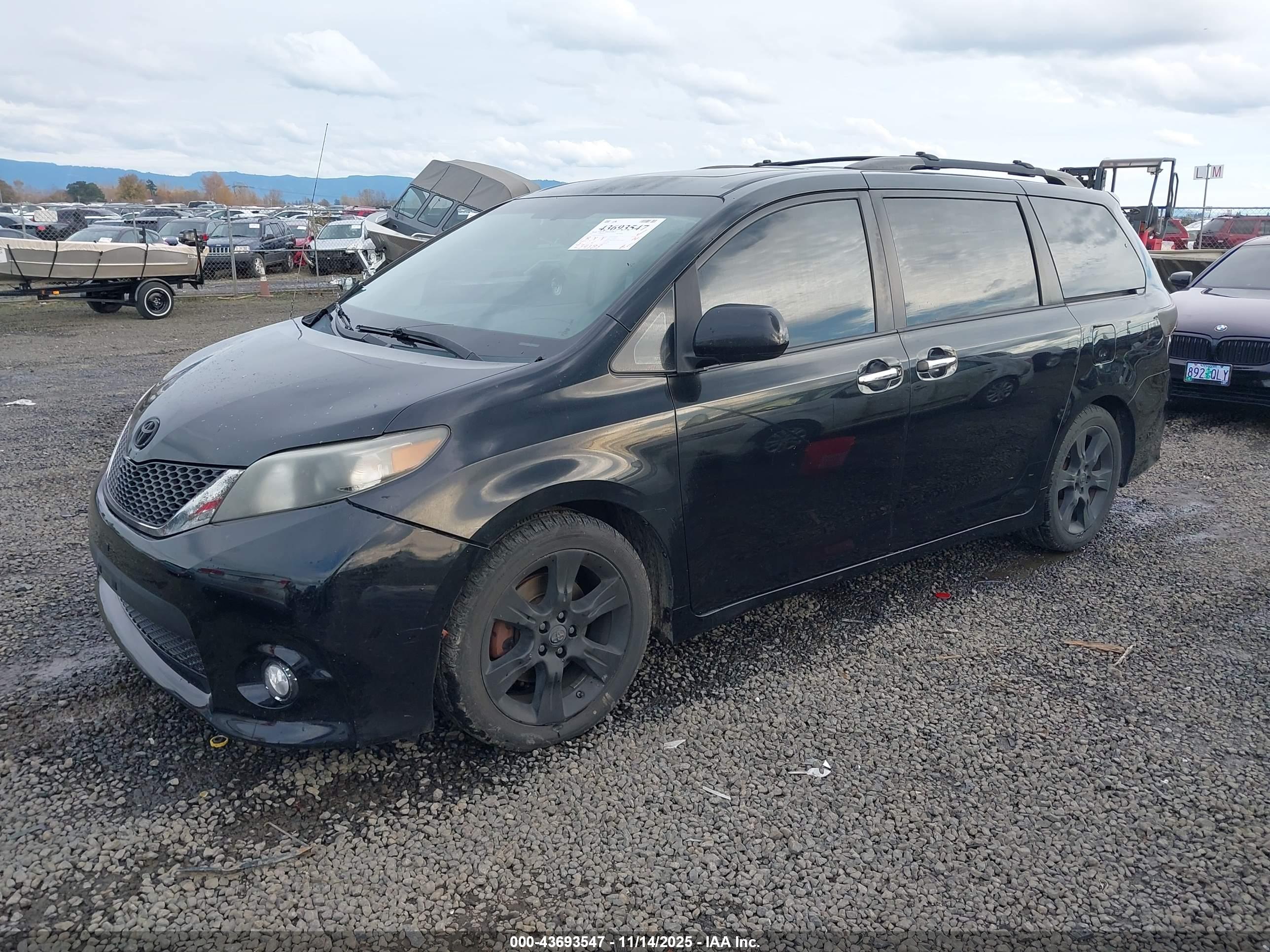 TOYOTA SIENNA image 2