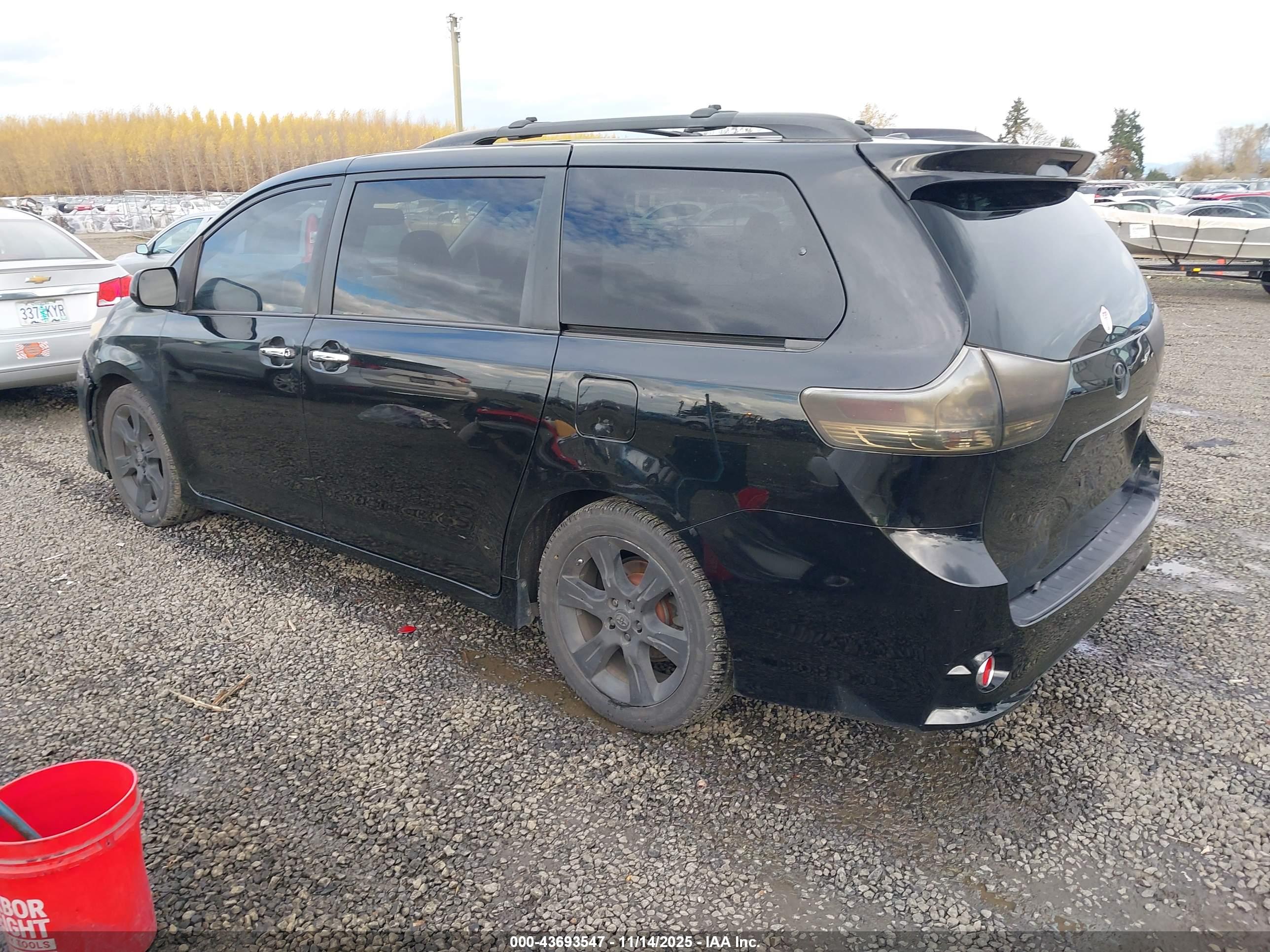 TOYOTA SIENNA image 3