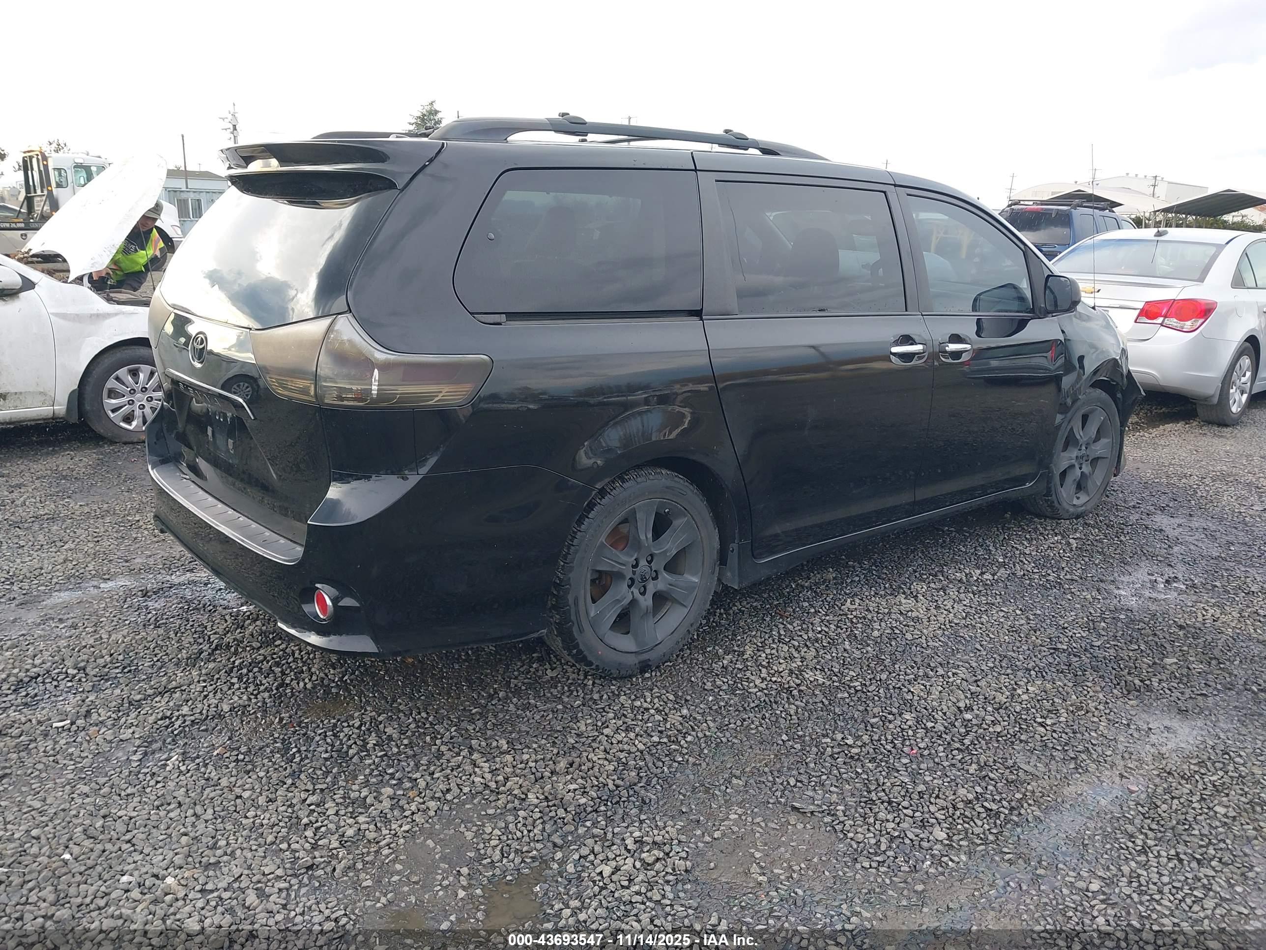 TOYOTA SIENNA image 4