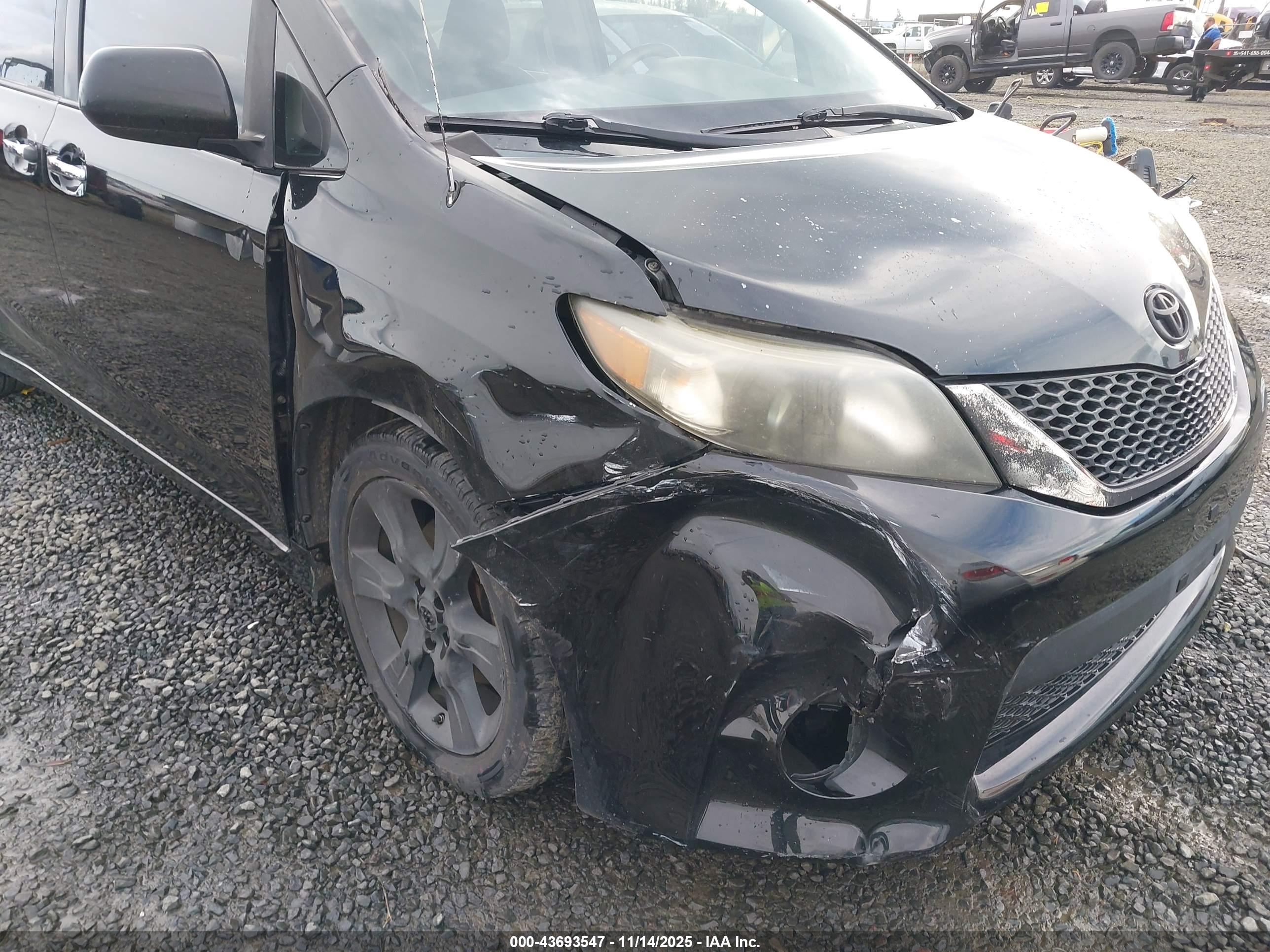 TOYOTA SIENNA image 6