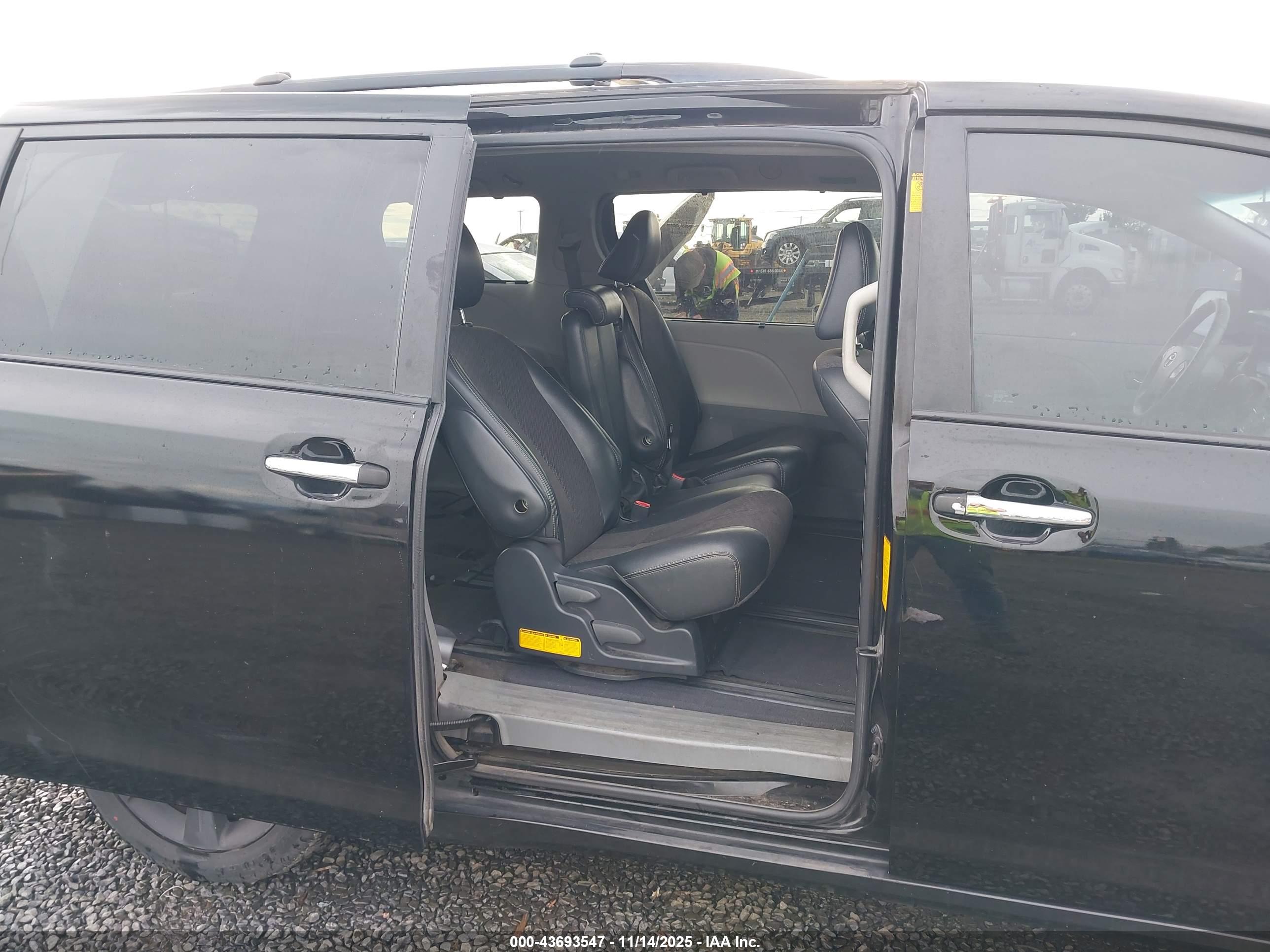 TOYOTA SIENNA image 8