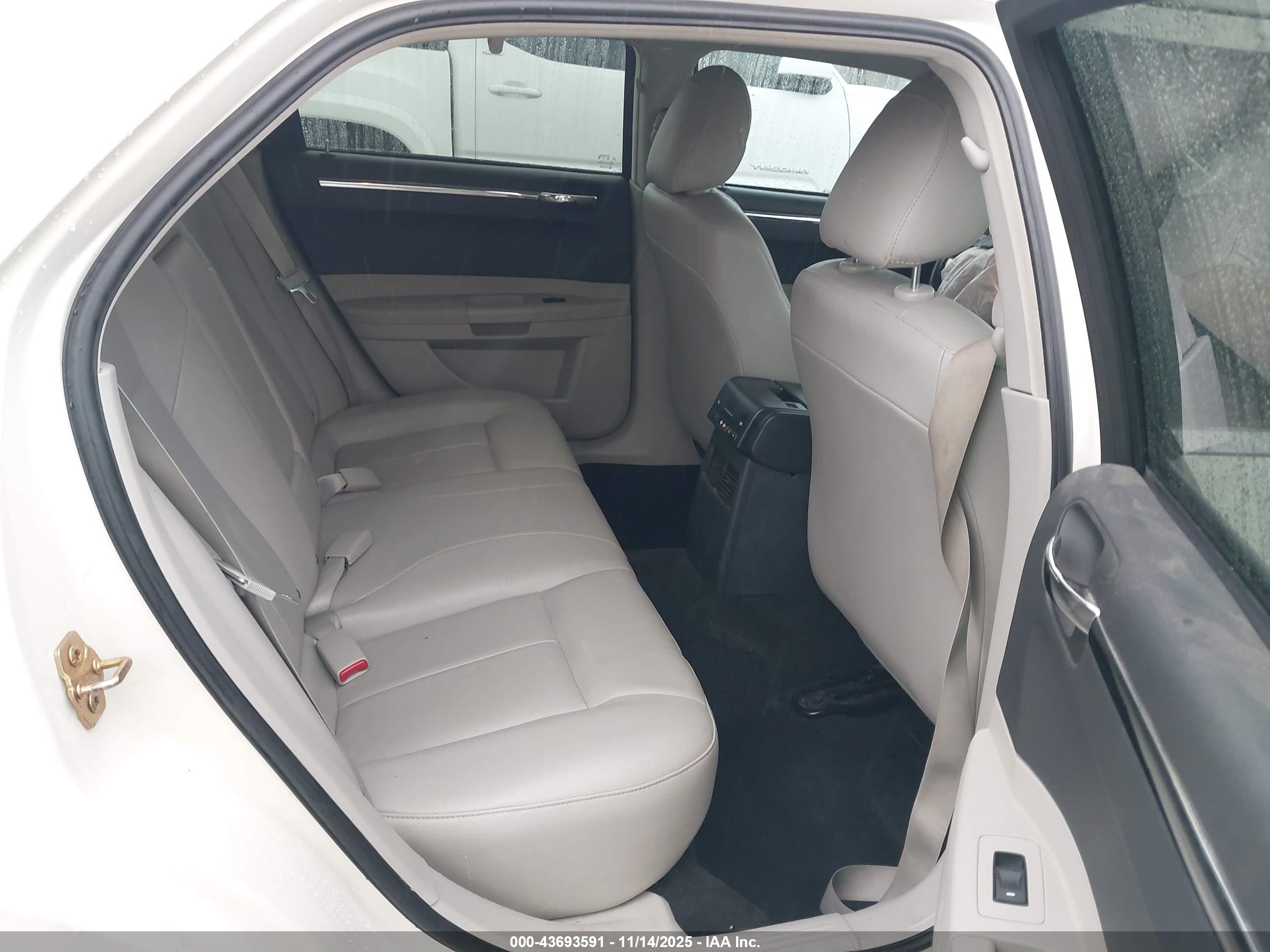 CHRYSLER 300 image 8