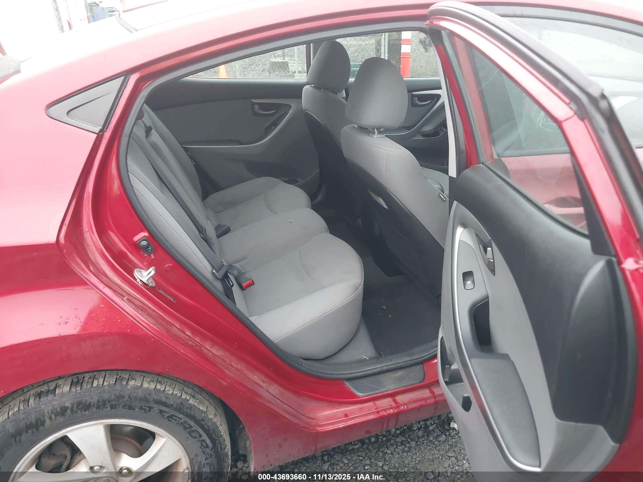 HYUNDAI ELANTRA image 8