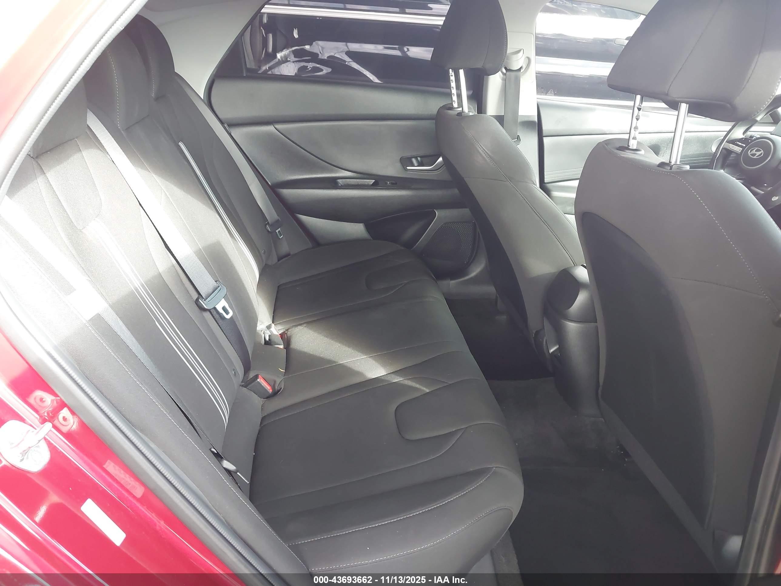 HYUNDAI ELANTRA image 8