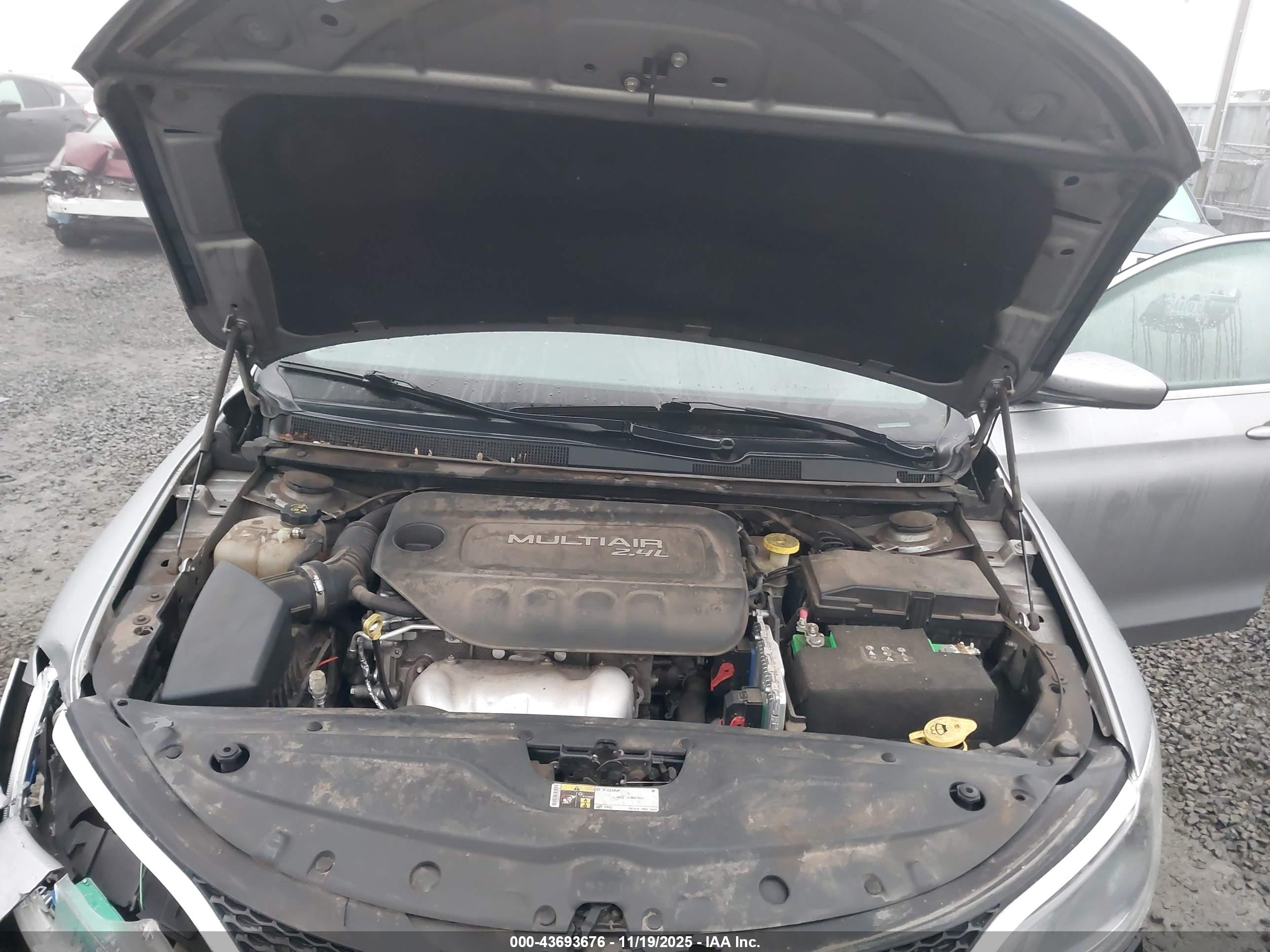 CHRYSLER 200 image 10