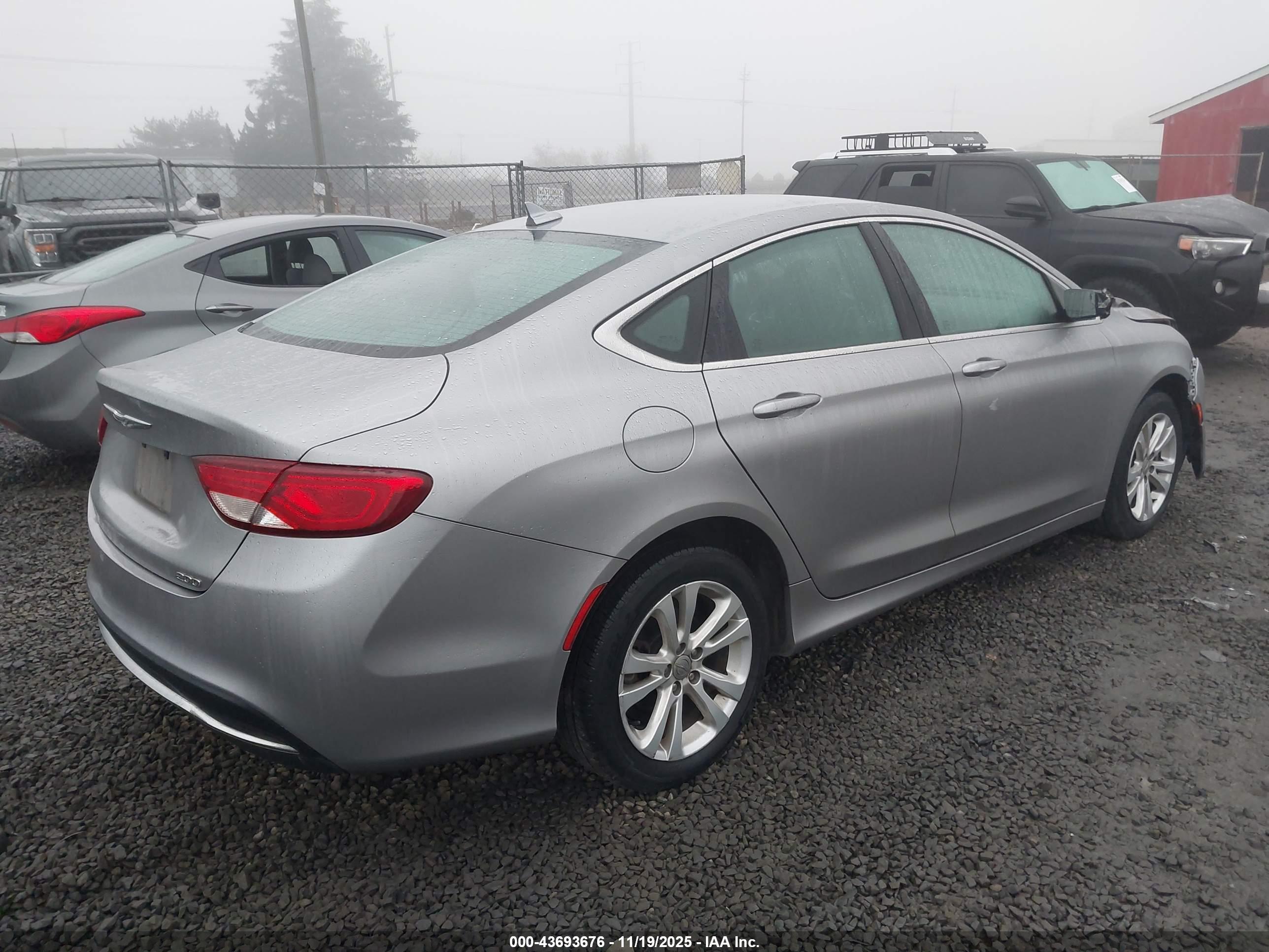 CHRYSLER 200 image 4