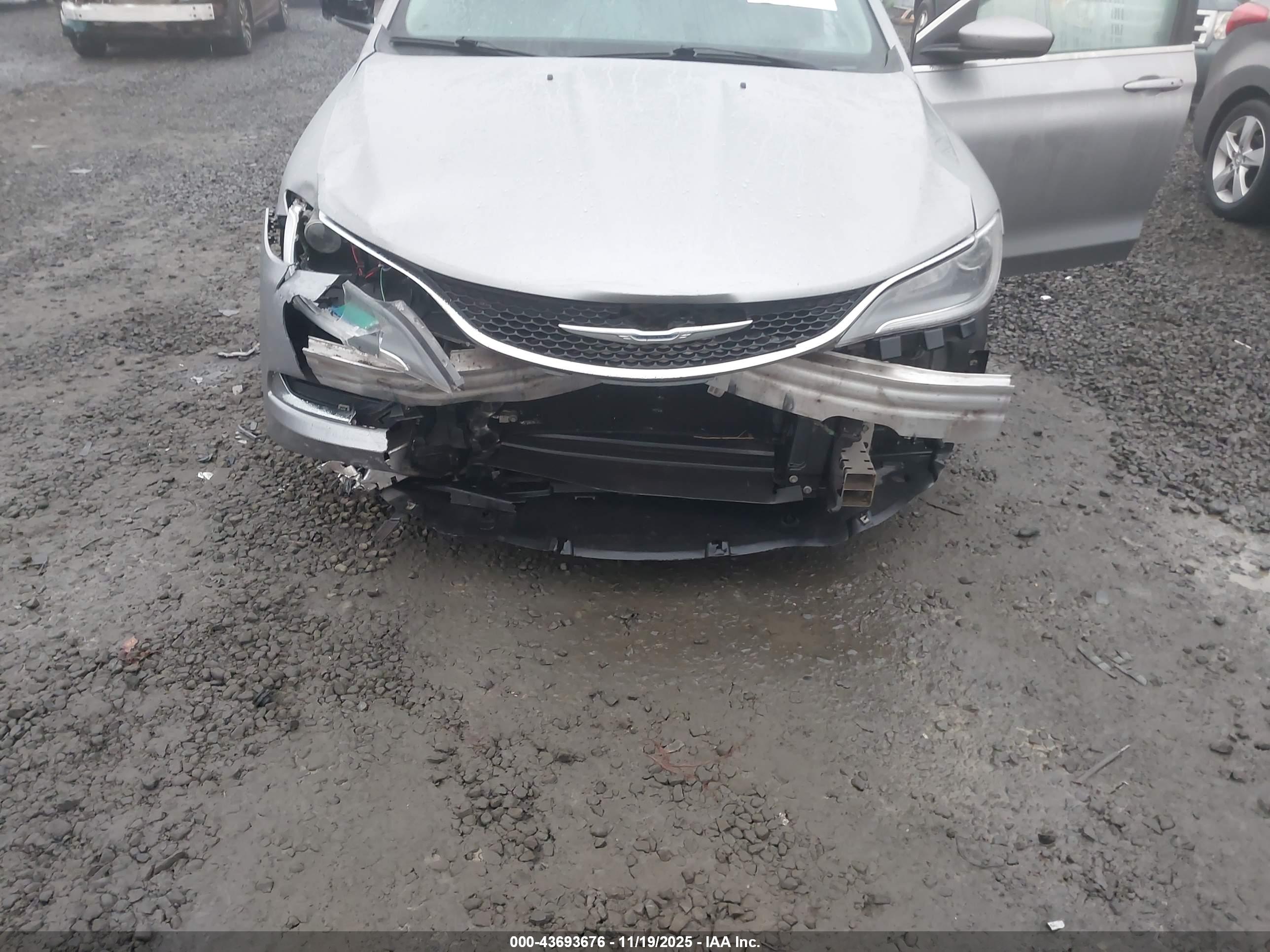 CHRYSLER 200 image 6