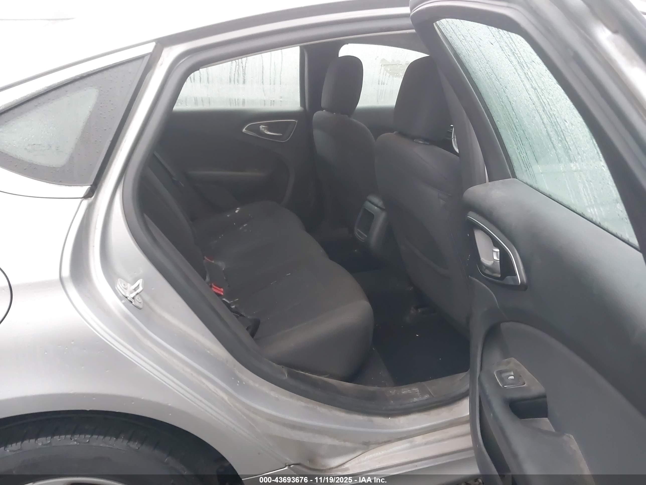 CHRYSLER 200 image 8