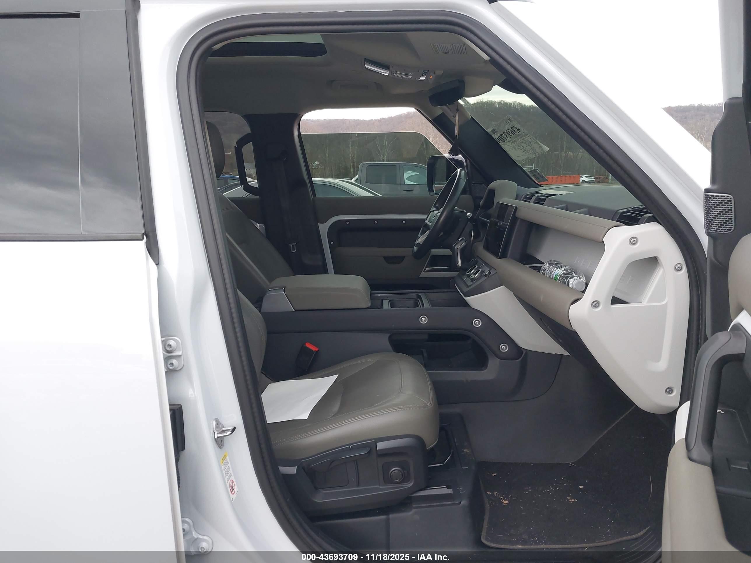 LAND ROVER image 5
