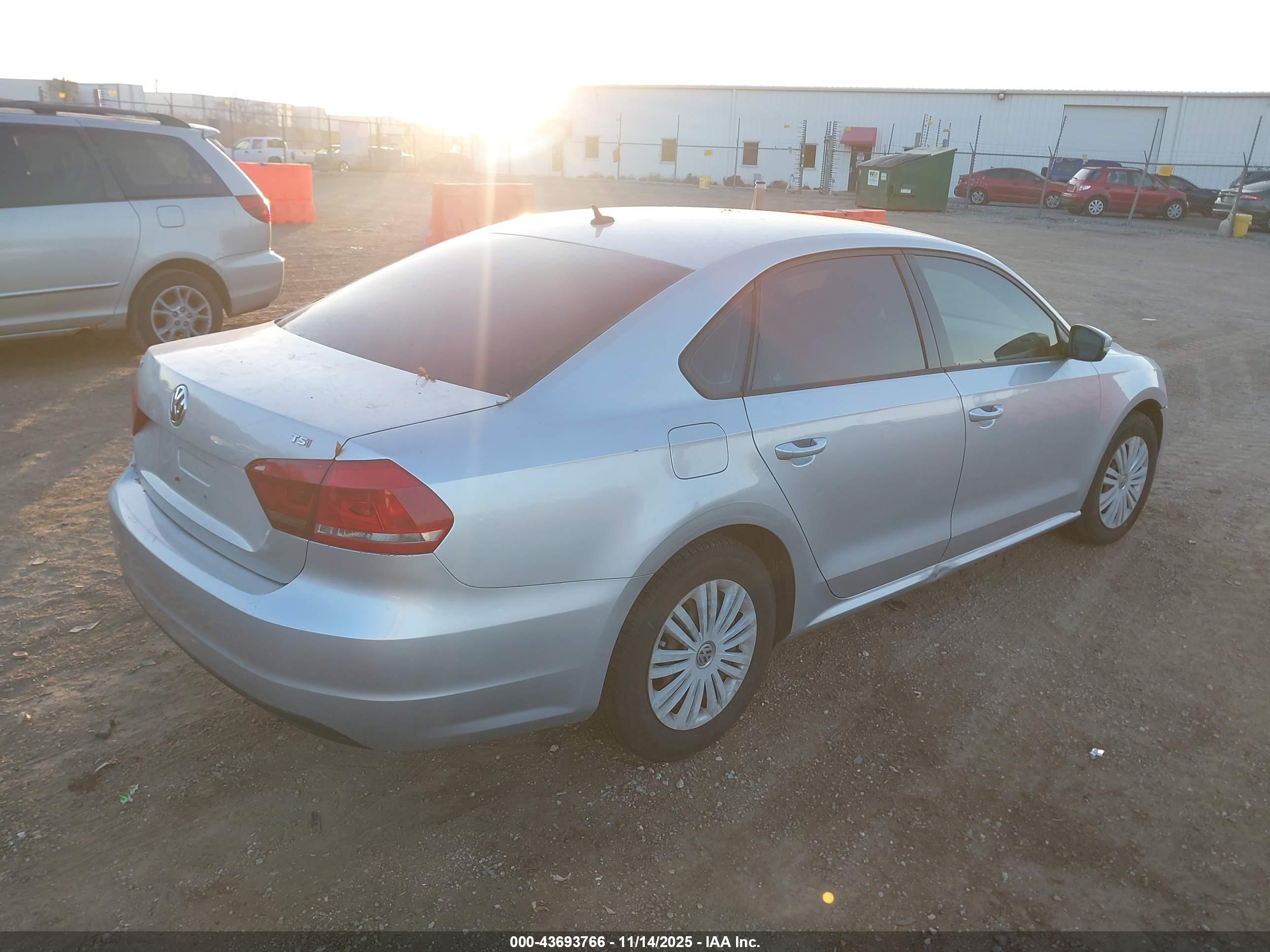 VOLKSWAGEN PASSAT image 4