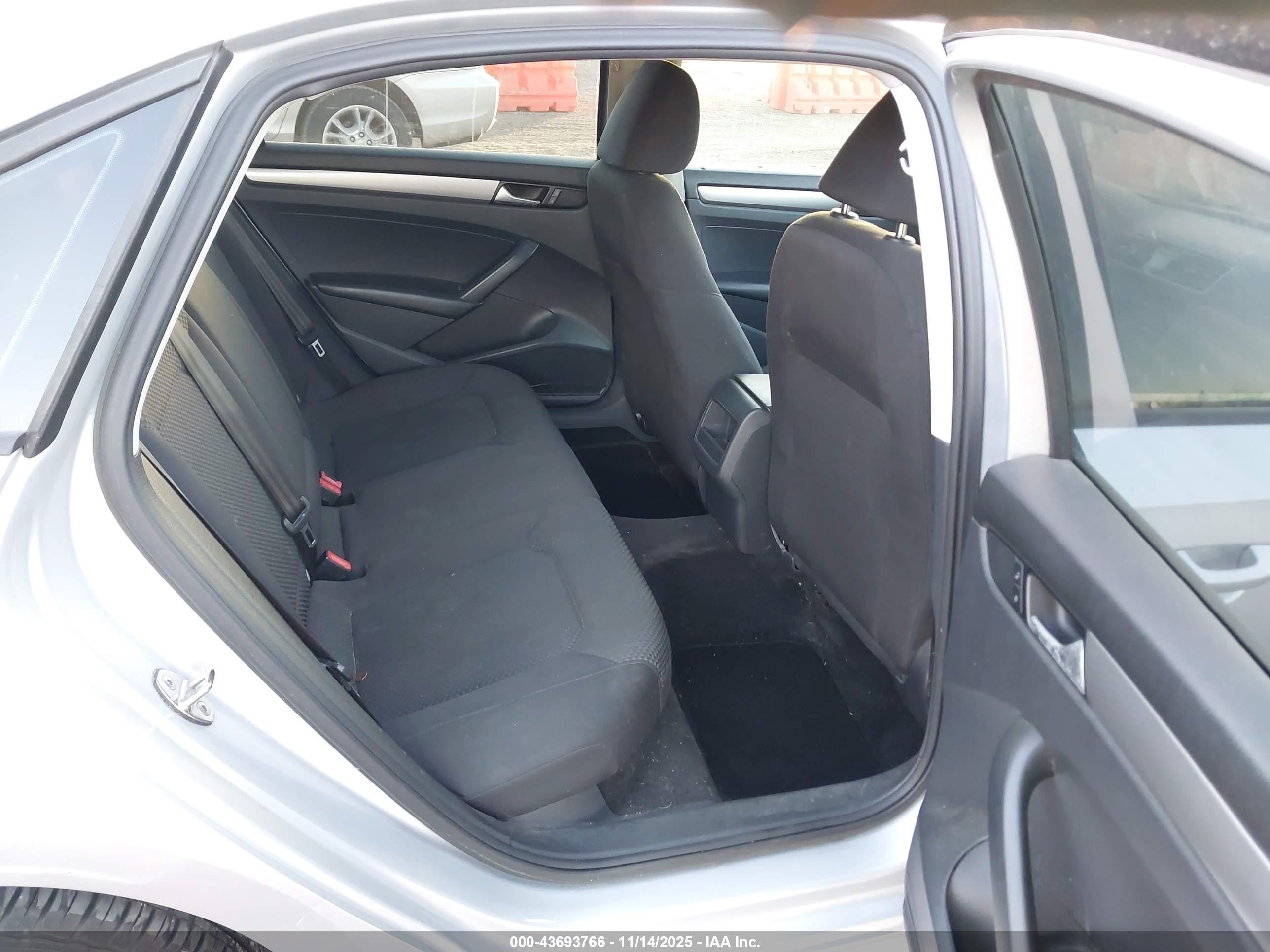 VOLKSWAGEN PASSAT image 8