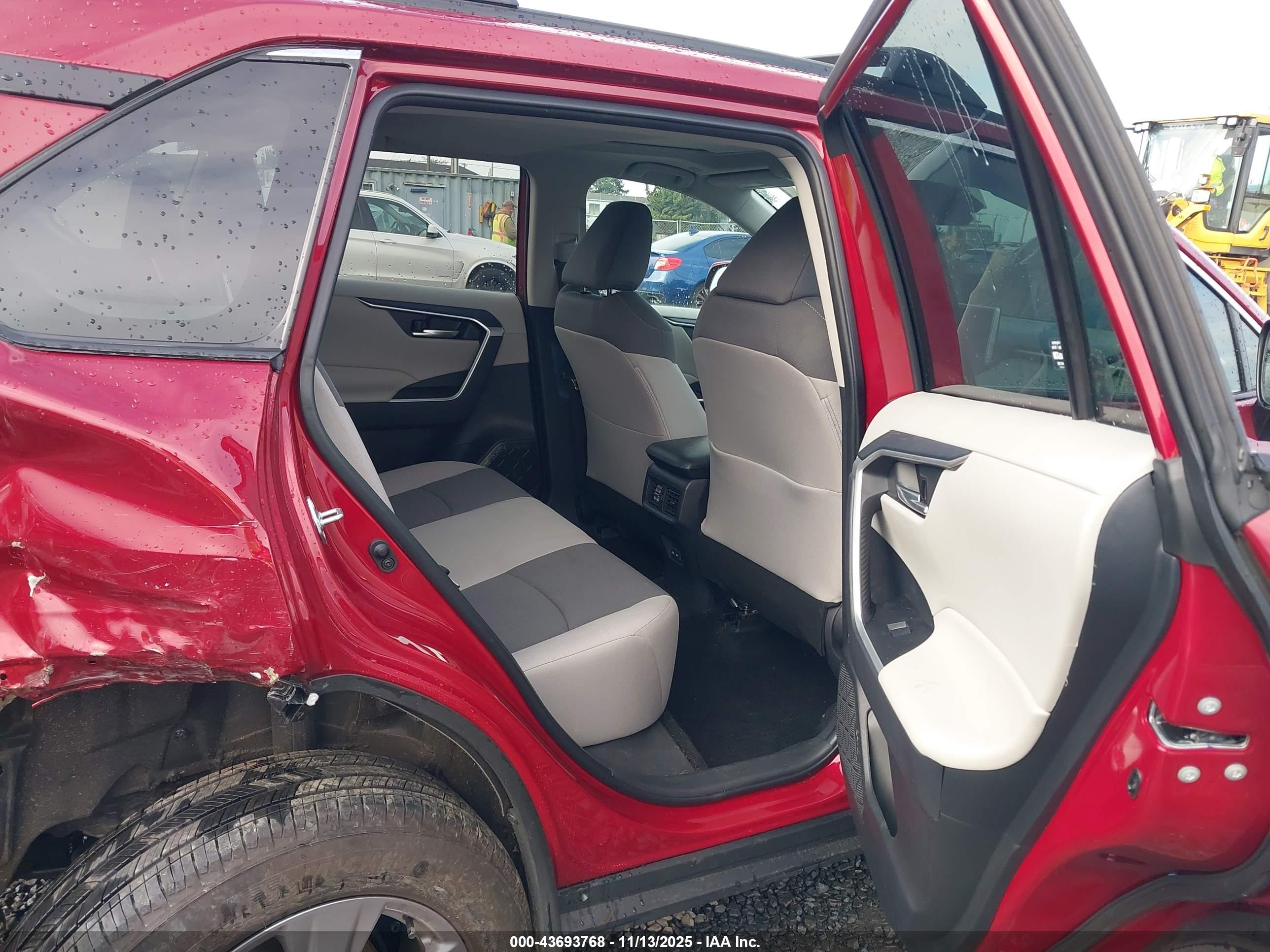 TOYOTA RAV4 image 8