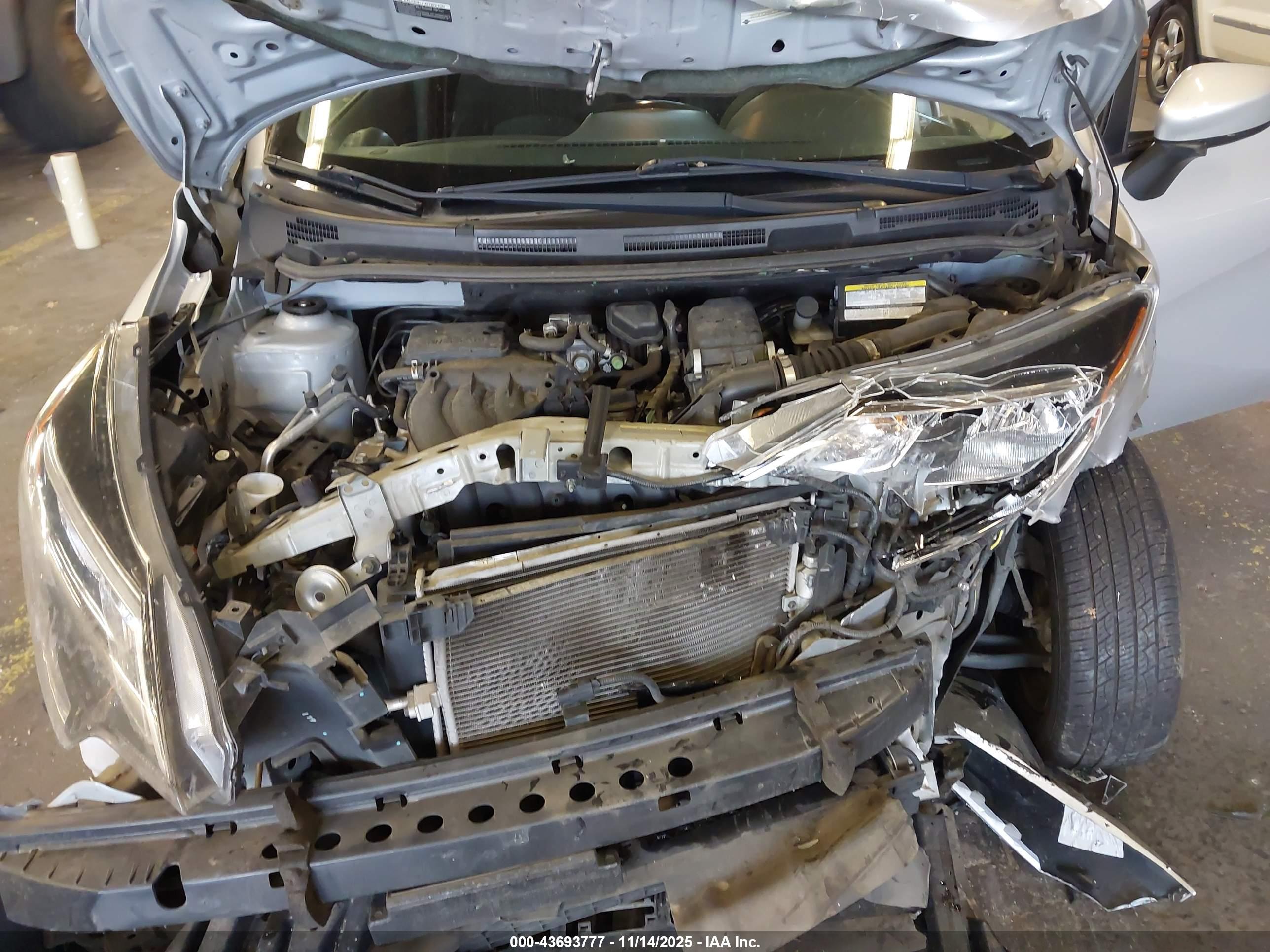 NISSAN VERSA image 10