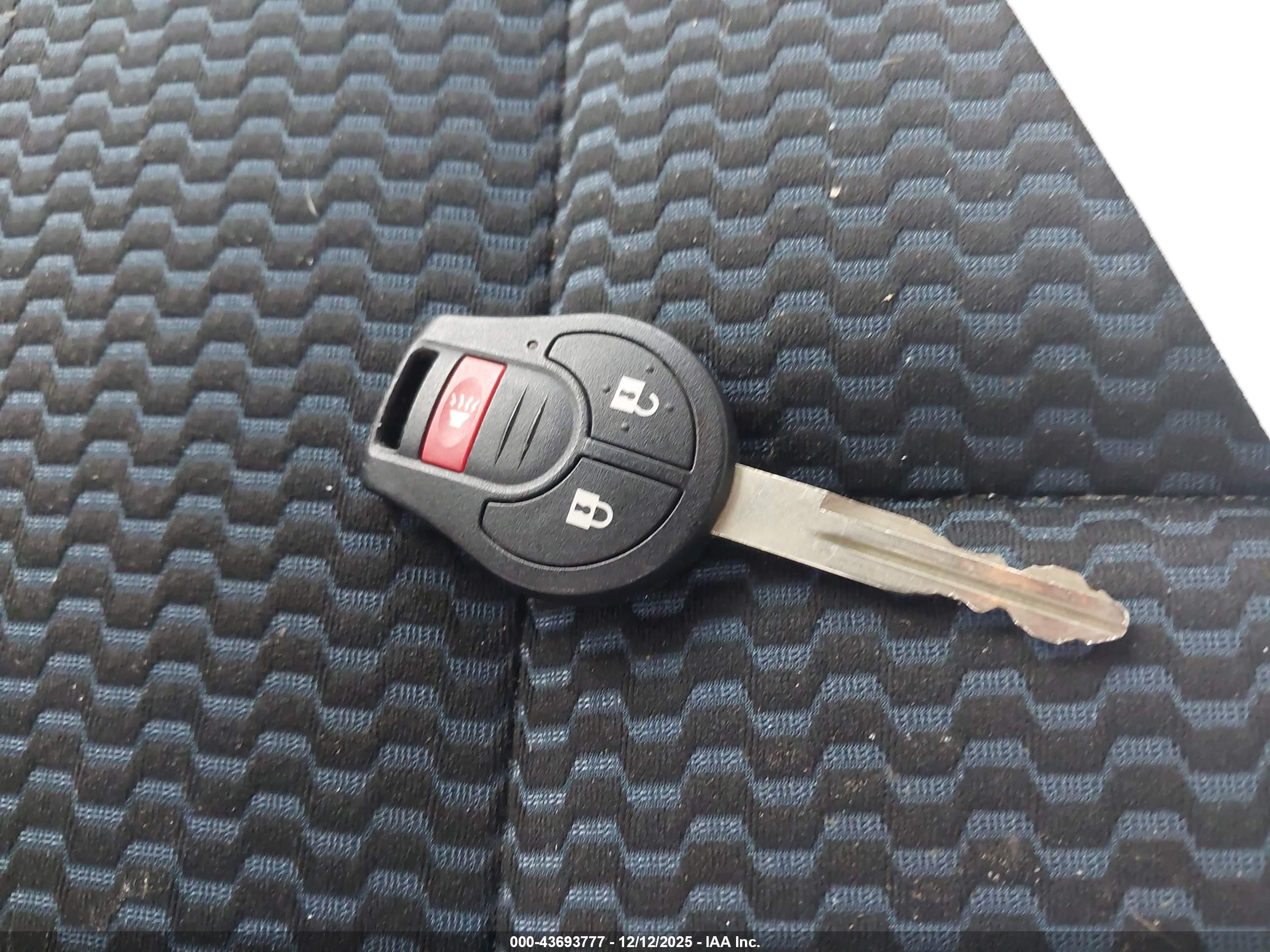 NISSAN VERSA image 11