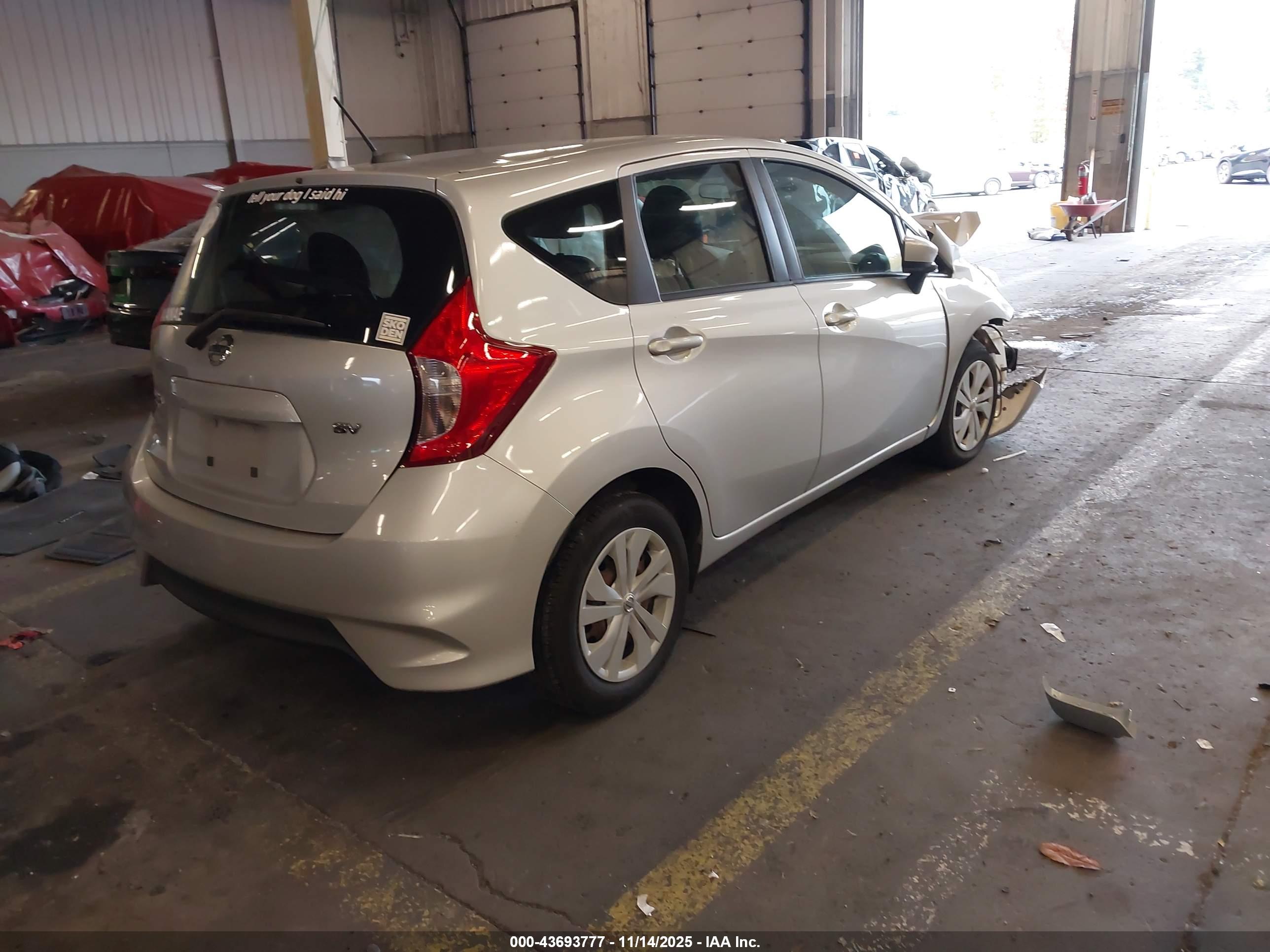 NISSAN VERSA image 4