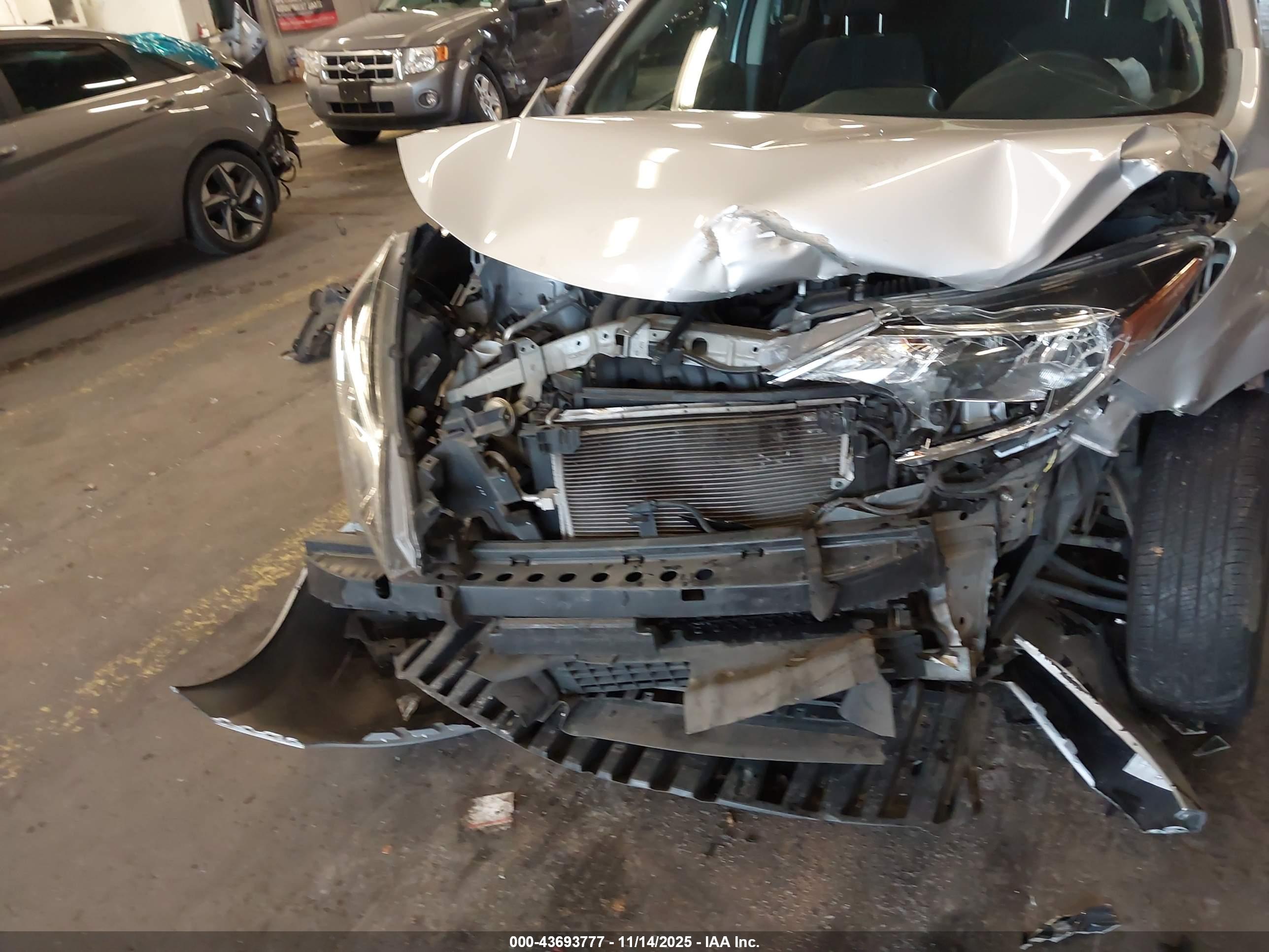 NISSAN VERSA image 6