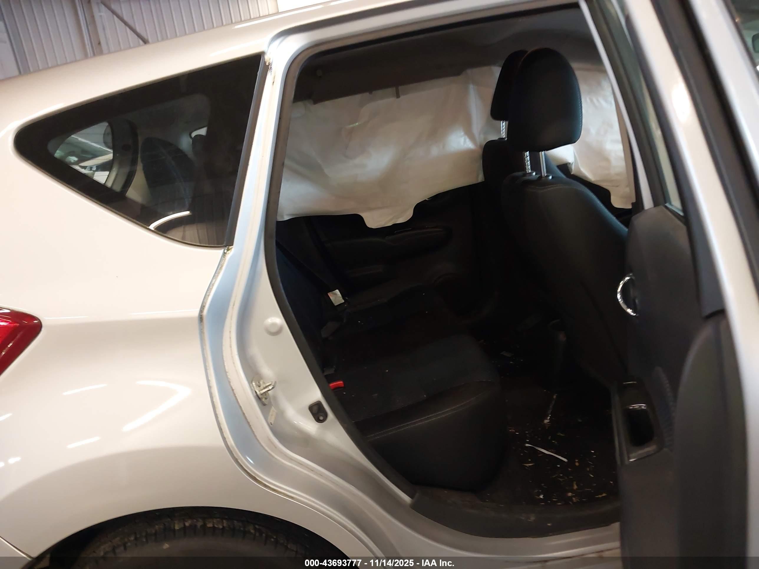 NISSAN VERSA image 8