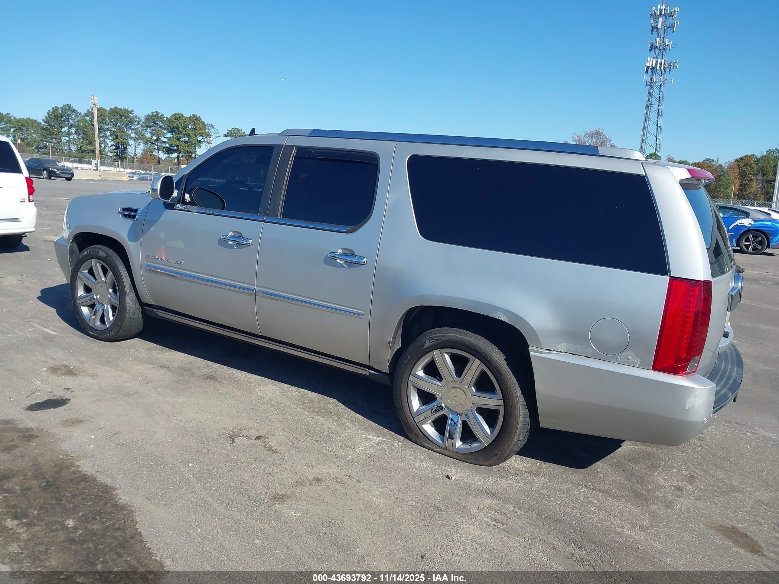CADILLAC ESCALADE image 3