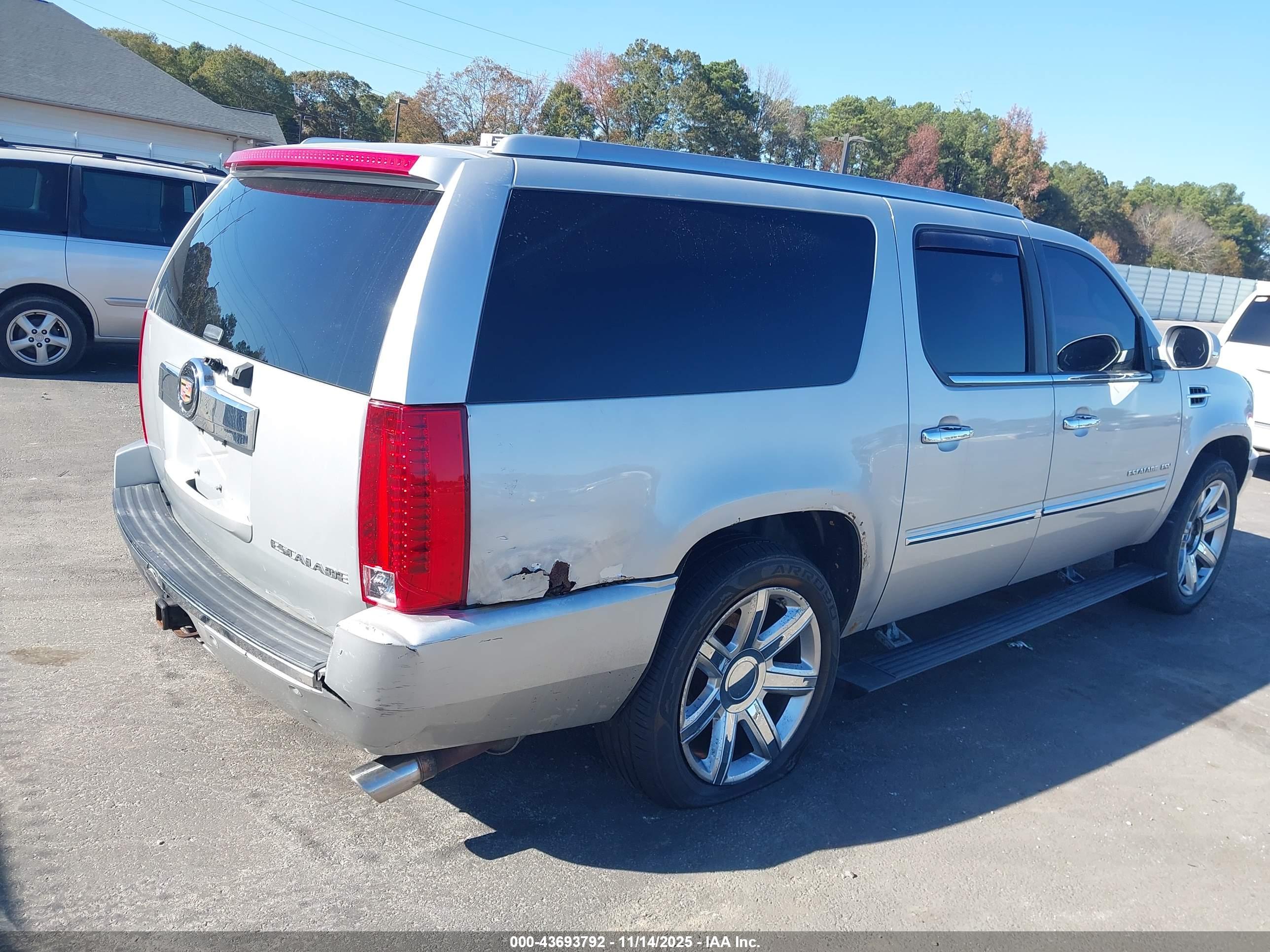 CADILLAC ESCALADE image 4