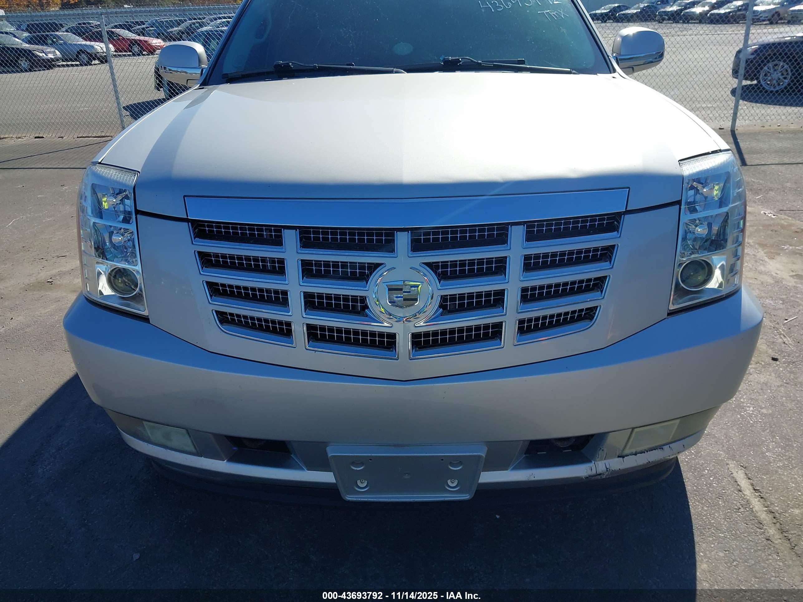 CADILLAC ESCALADE image 6