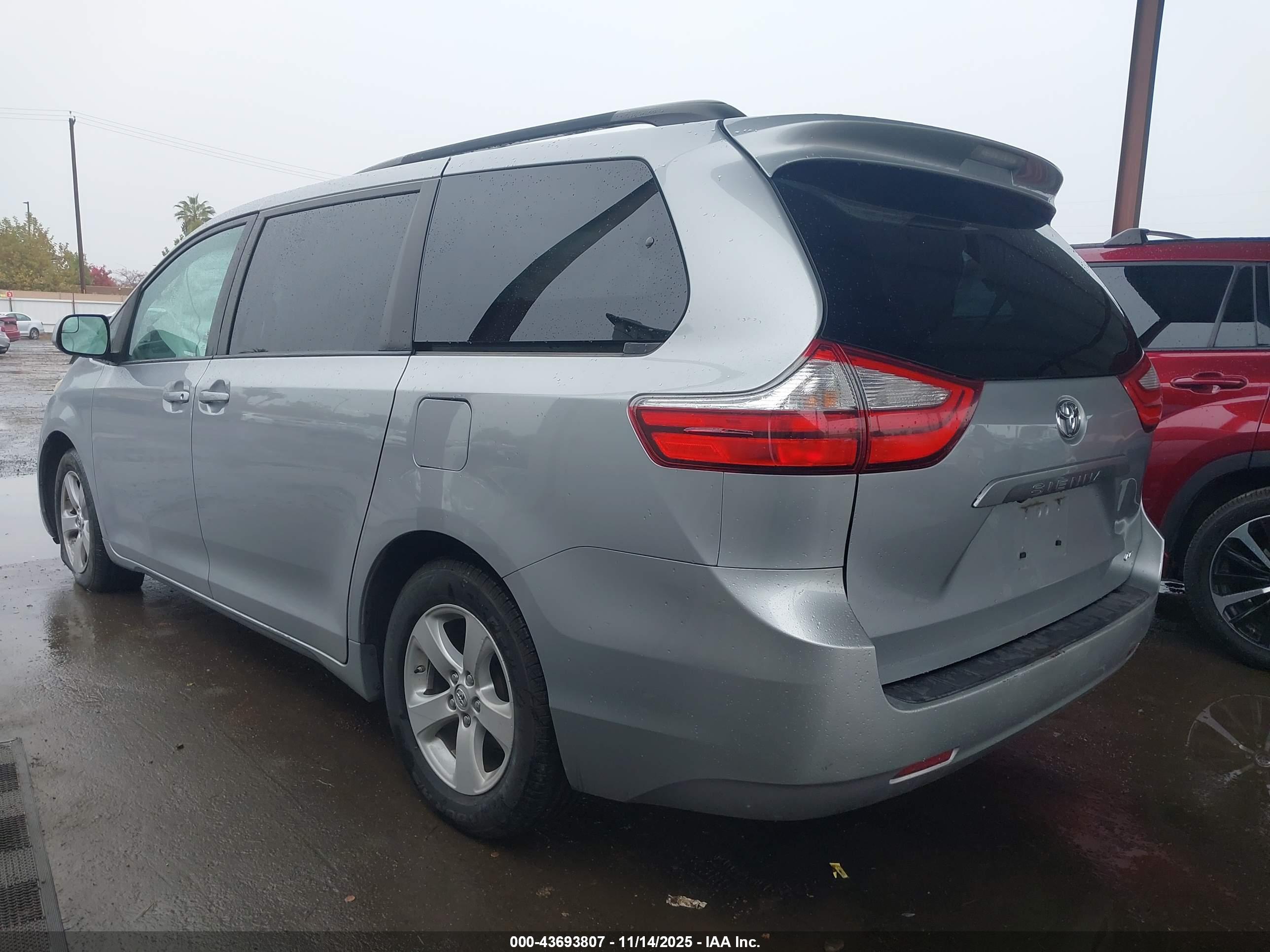 TOYOTA SIENNA image 3