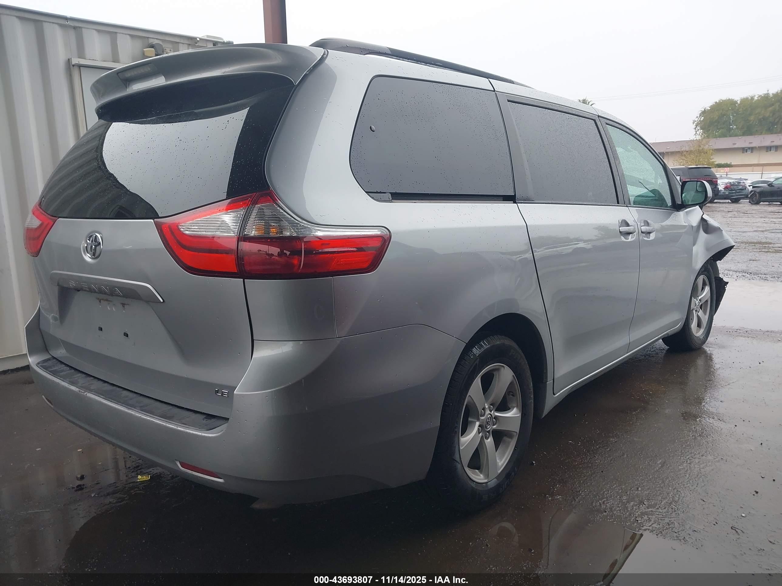 TOYOTA SIENNA image 4