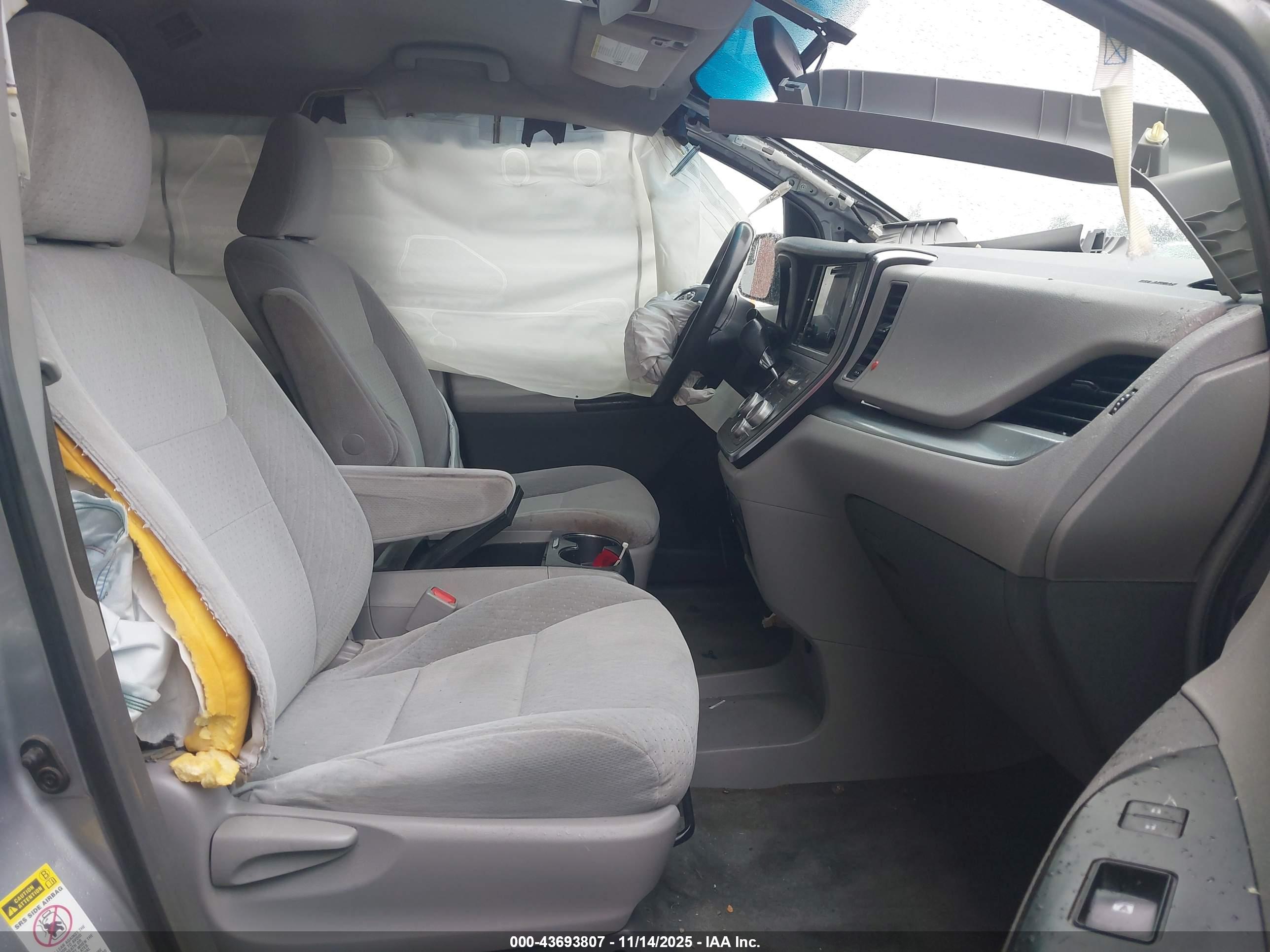 TOYOTA SIENNA image 5
