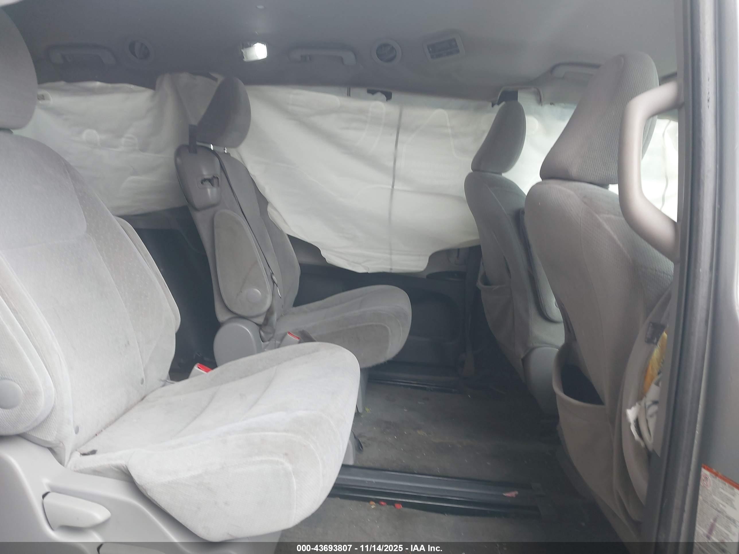 TOYOTA SIENNA image 8