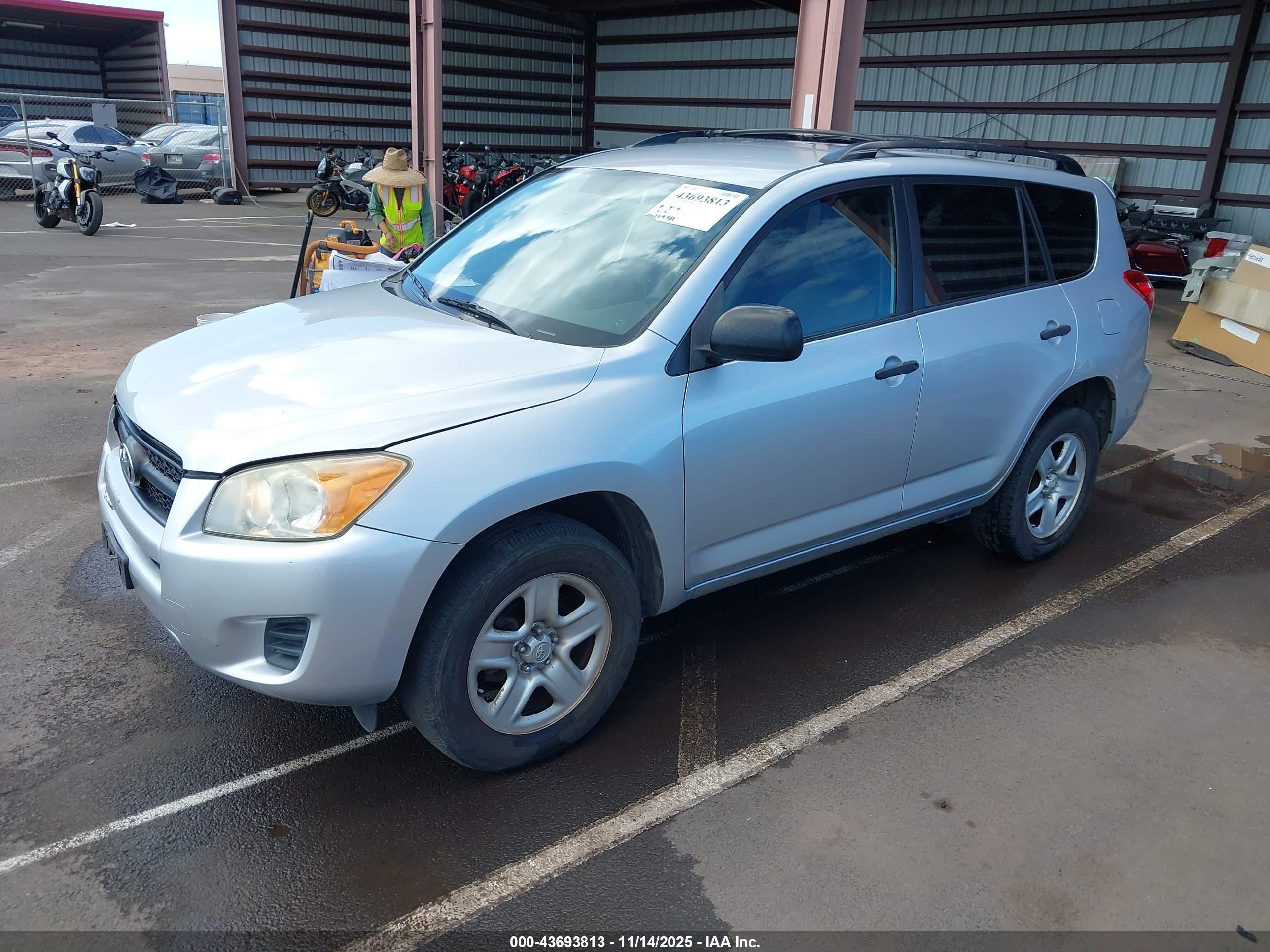 TOYOTA RAV4 image 2