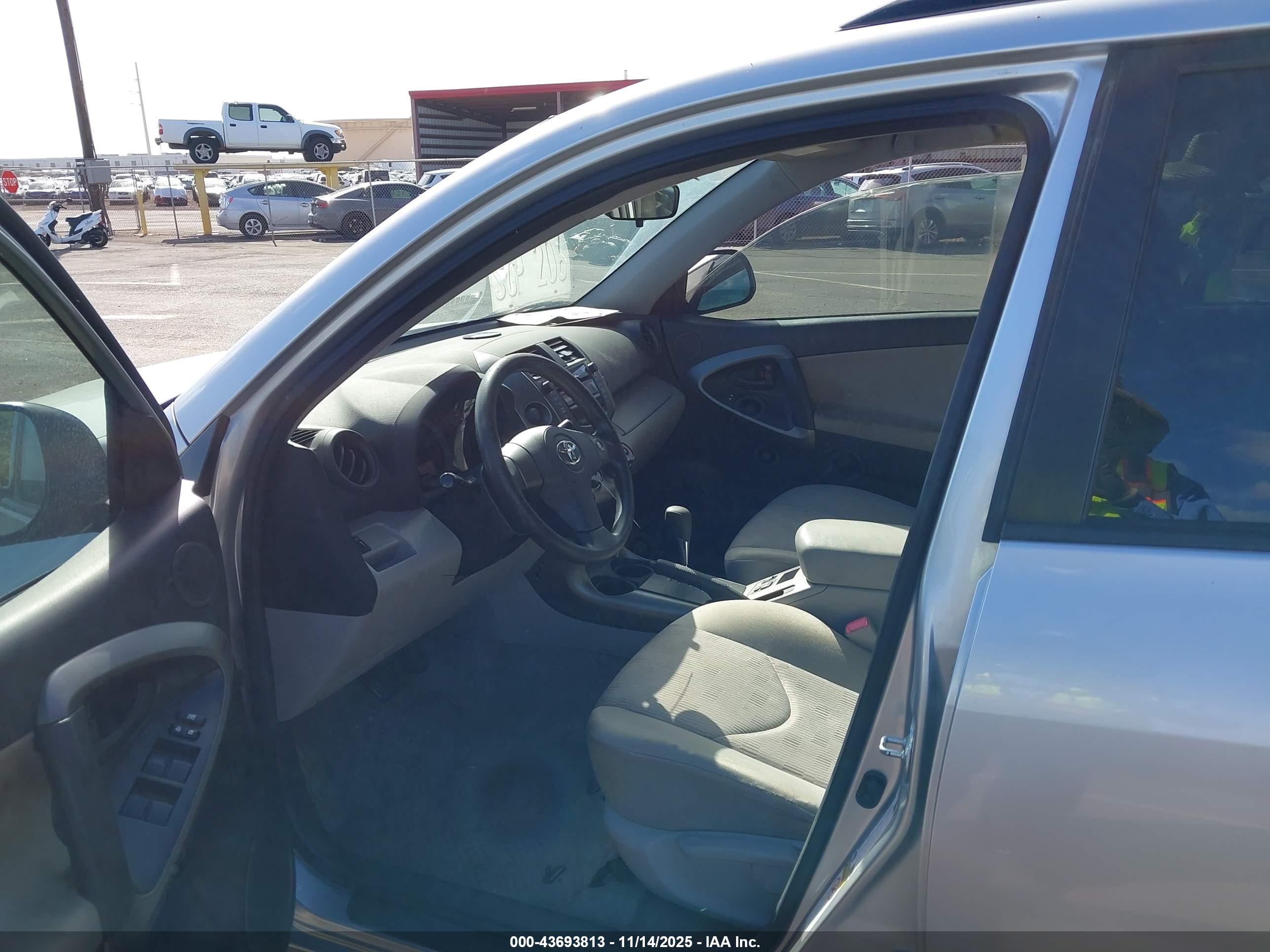 TOYOTA RAV4 image 5