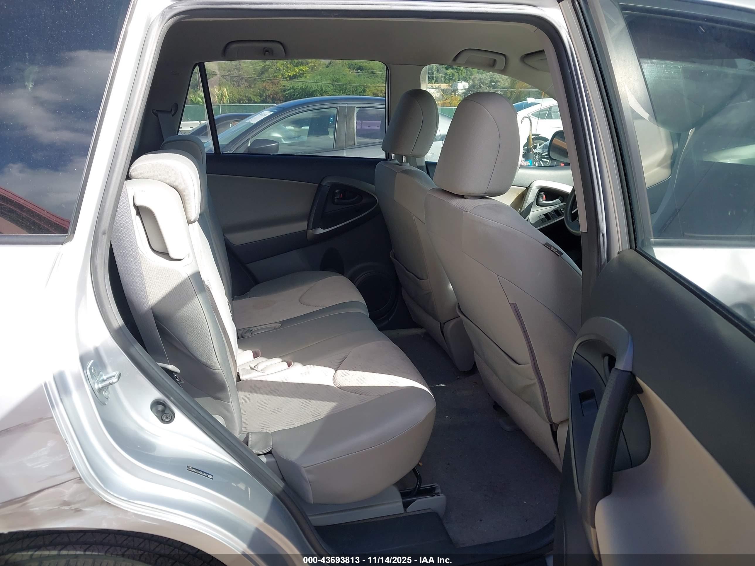 TOYOTA RAV4 image 8