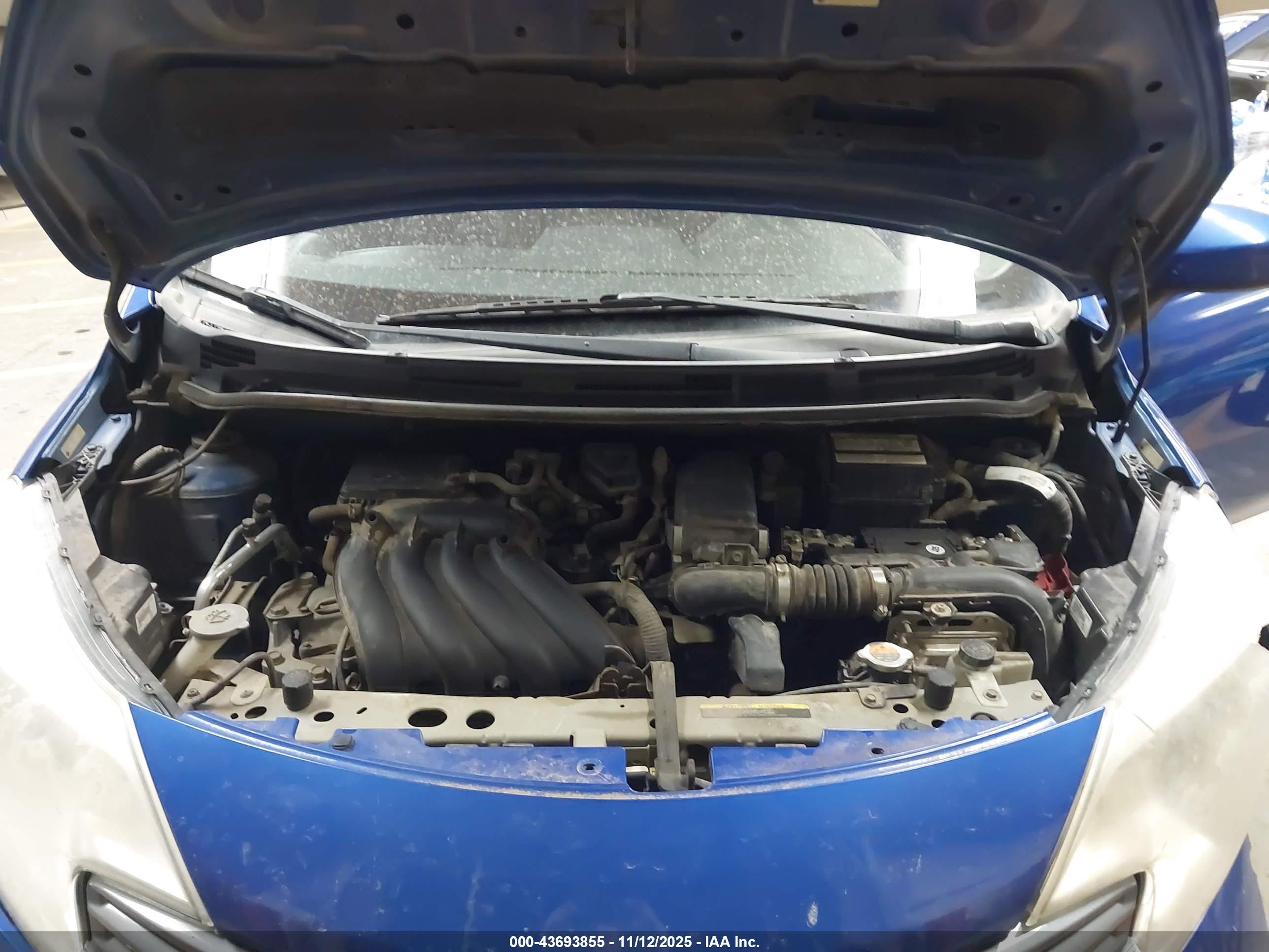 NISSAN VERSA image 10