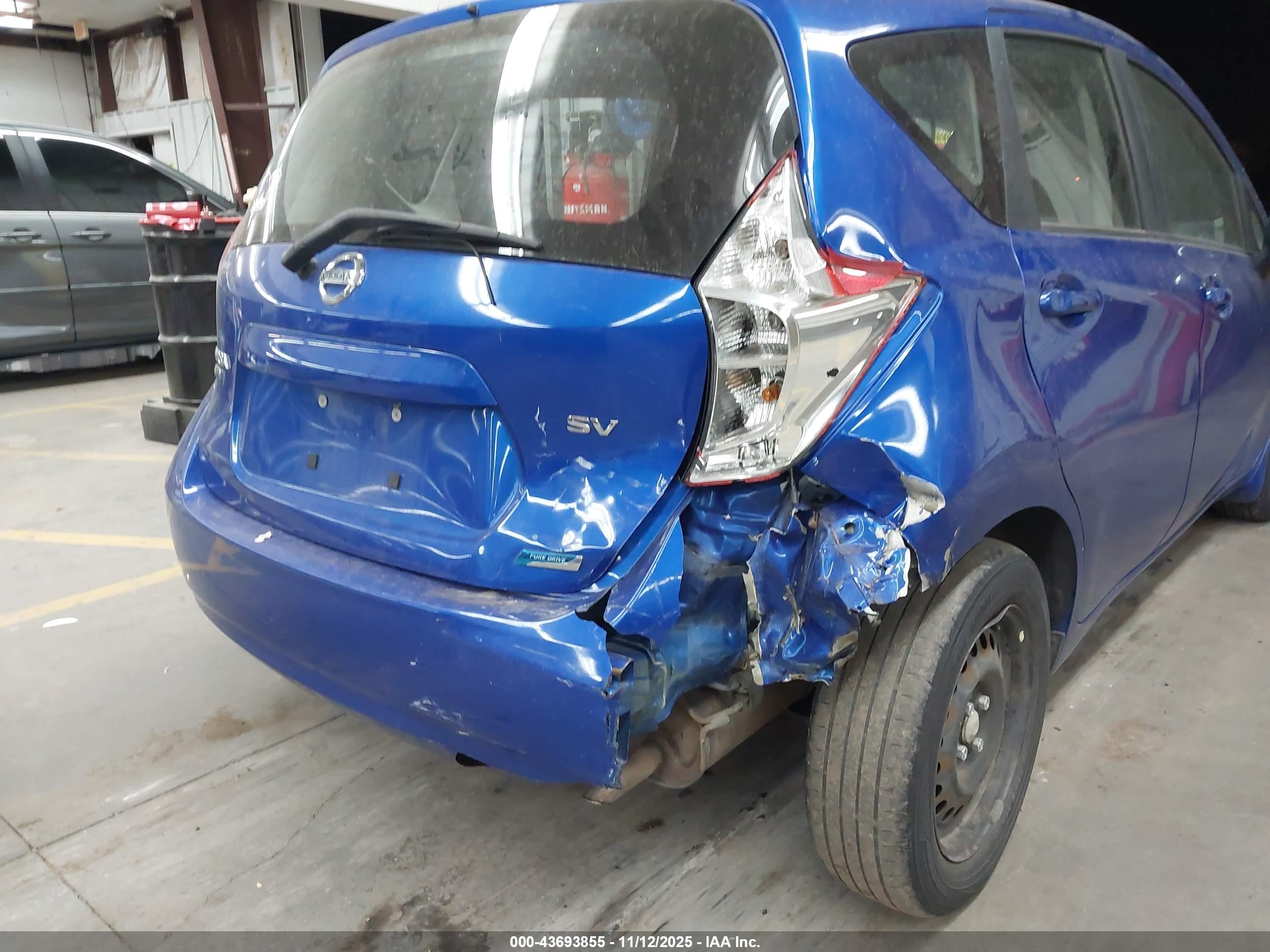 NISSAN VERSA image 6