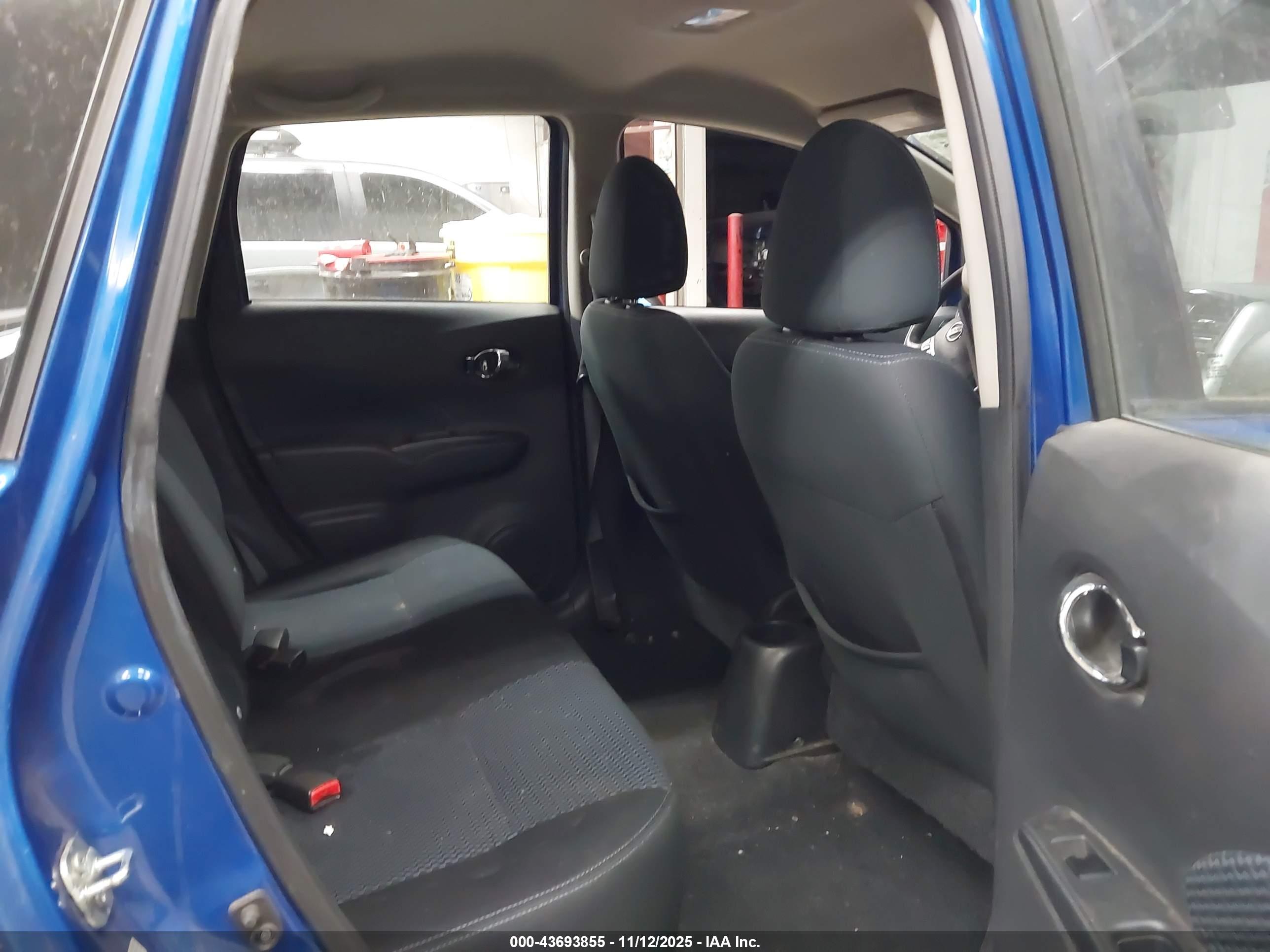 NISSAN VERSA image 8