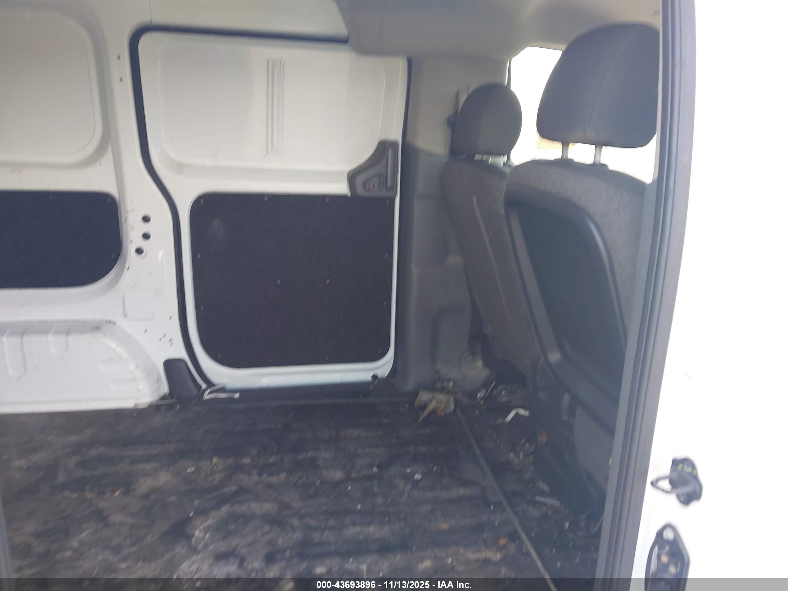 NISSAN NV200 image 8