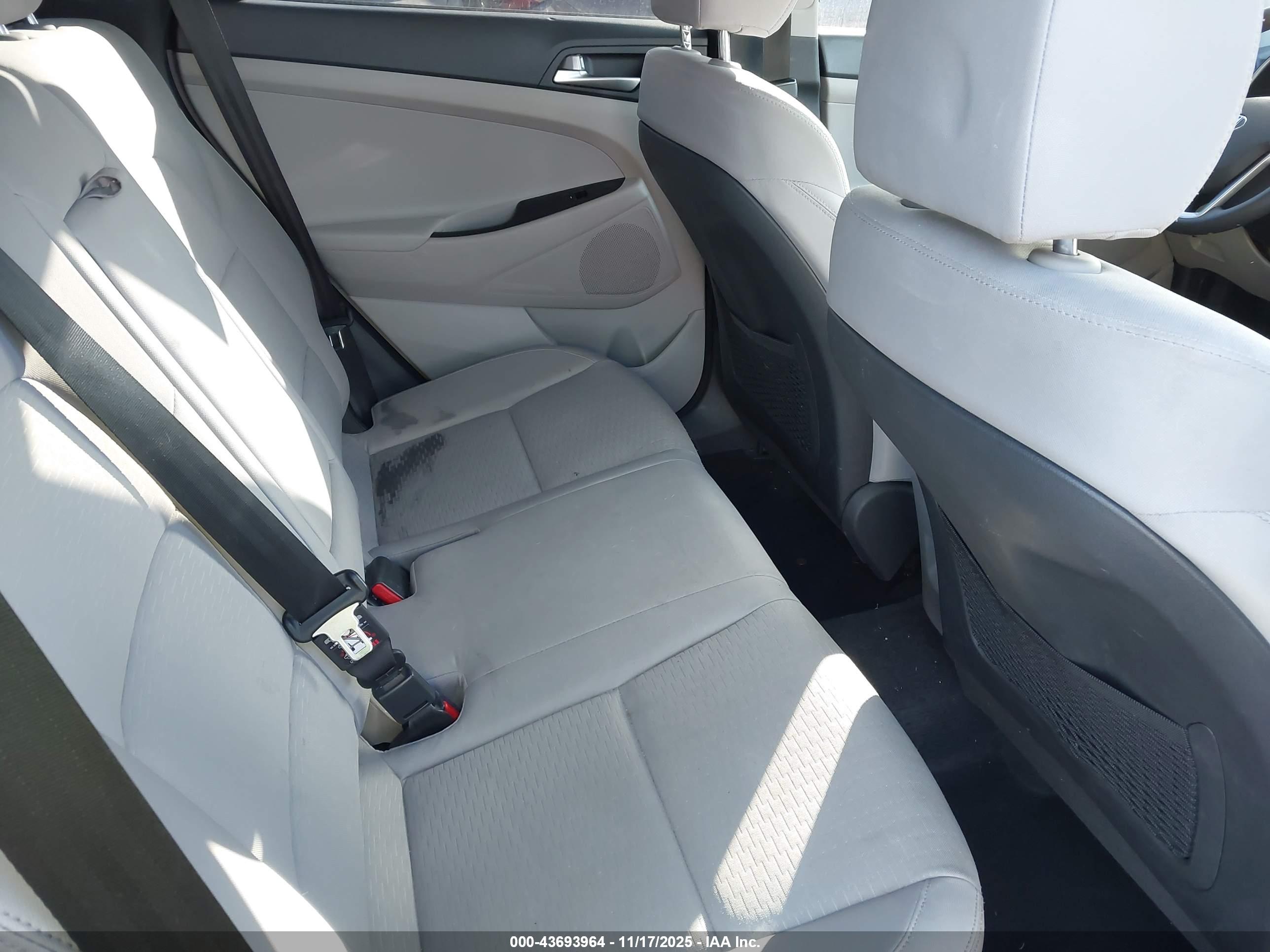 HYUNDAI TUCSON image 8