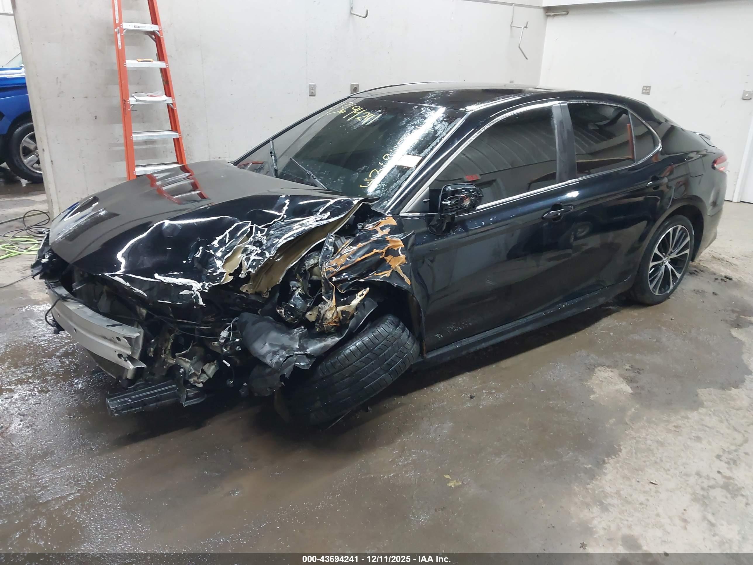 TOYOTA CAMRY image 2