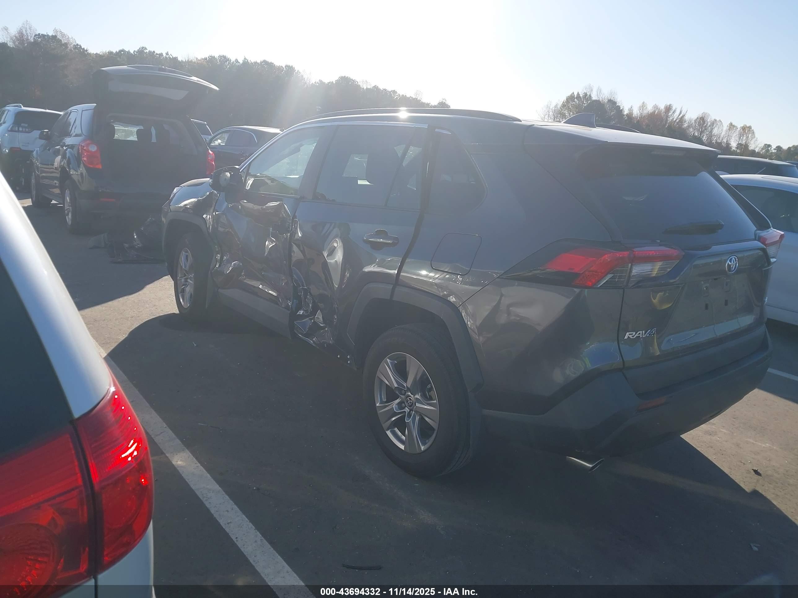 TOYOTA RAV4 image 3