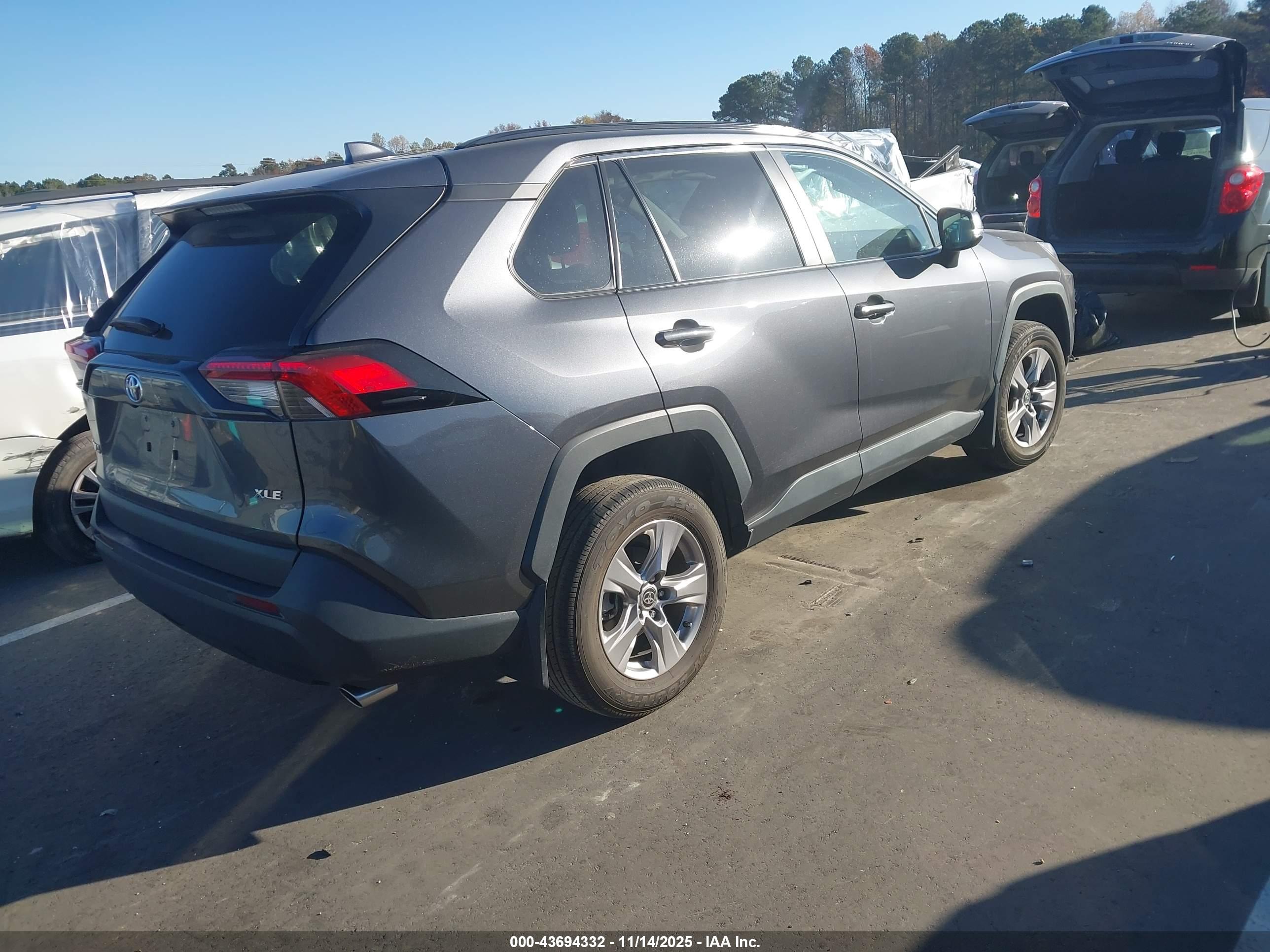 TOYOTA RAV4 image 4