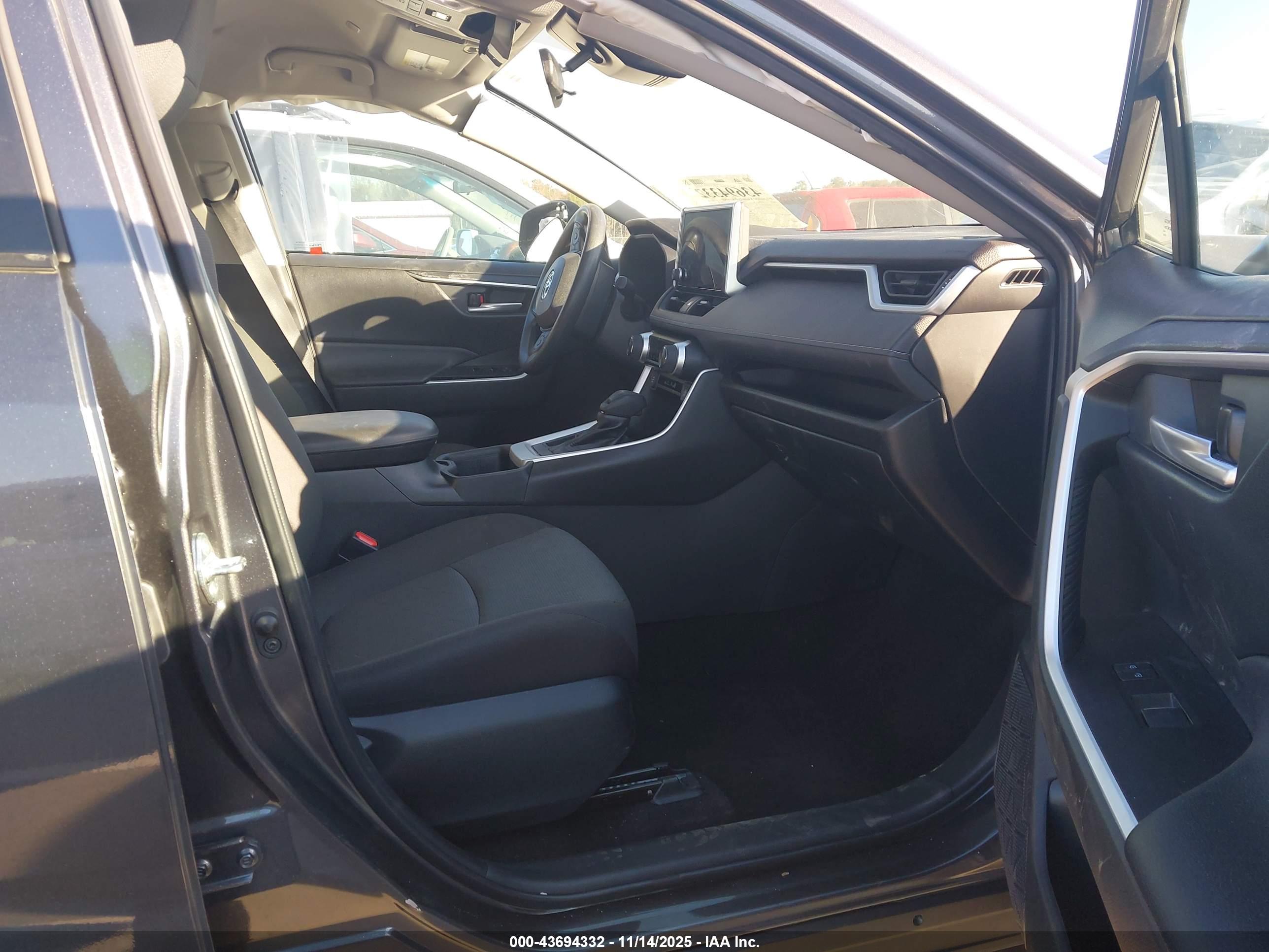 TOYOTA RAV4 image 5