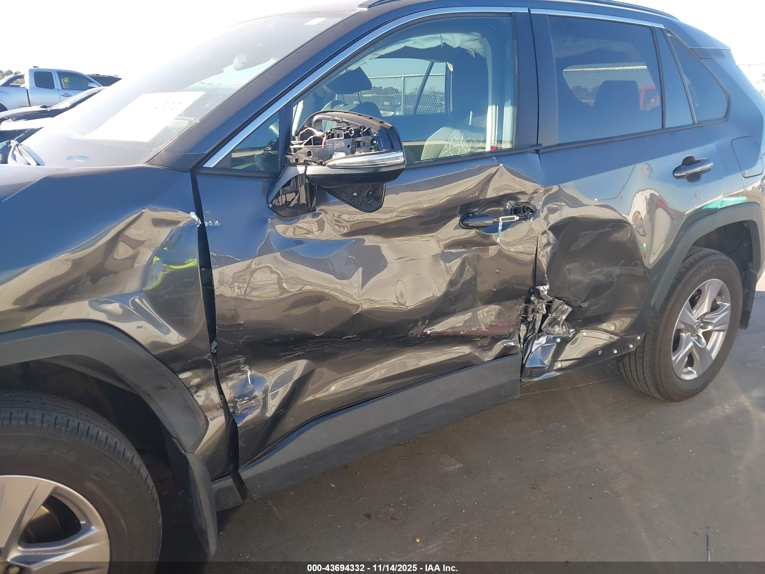 TOYOTA RAV4 image 6