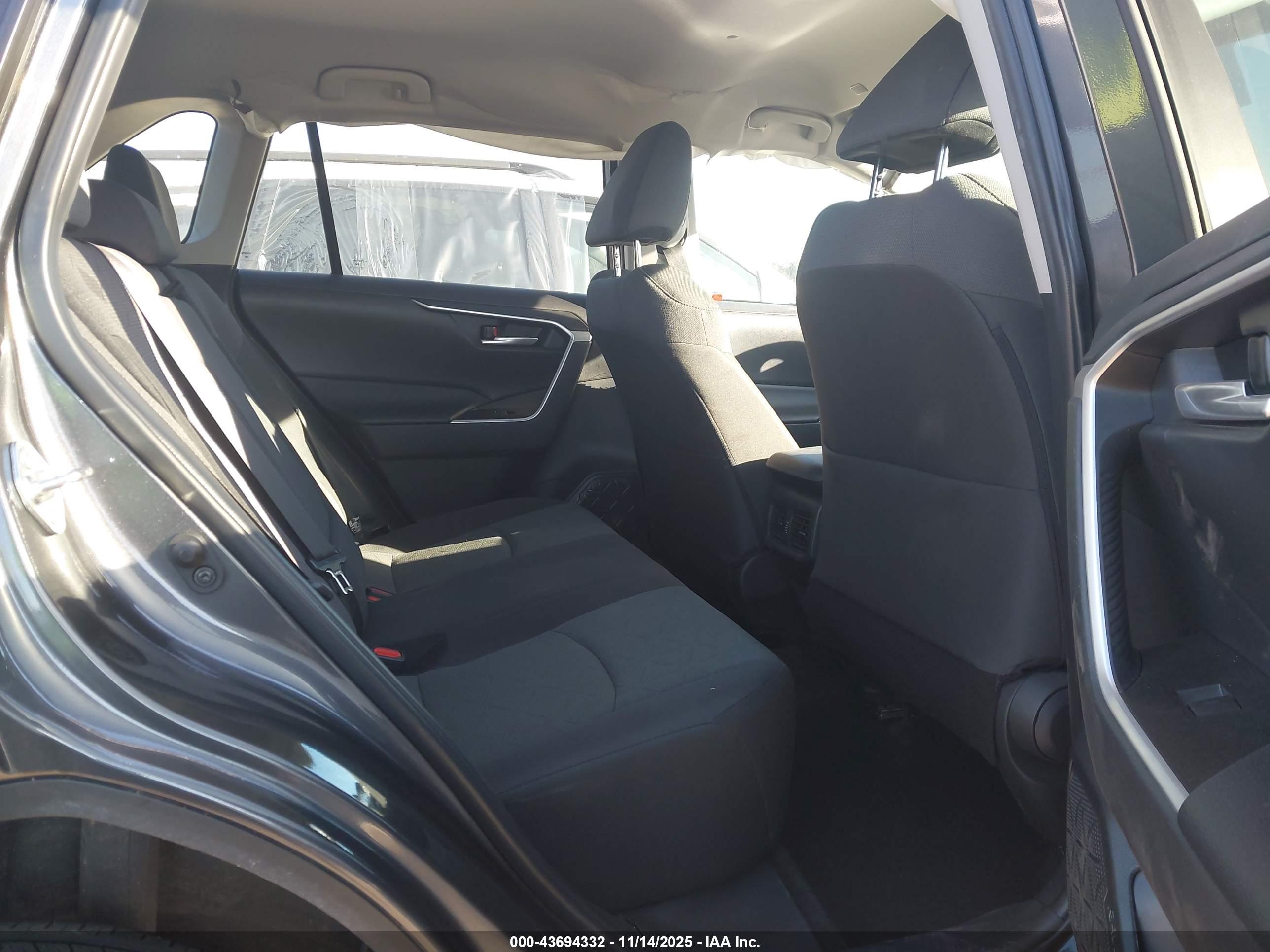 TOYOTA RAV4 image 8