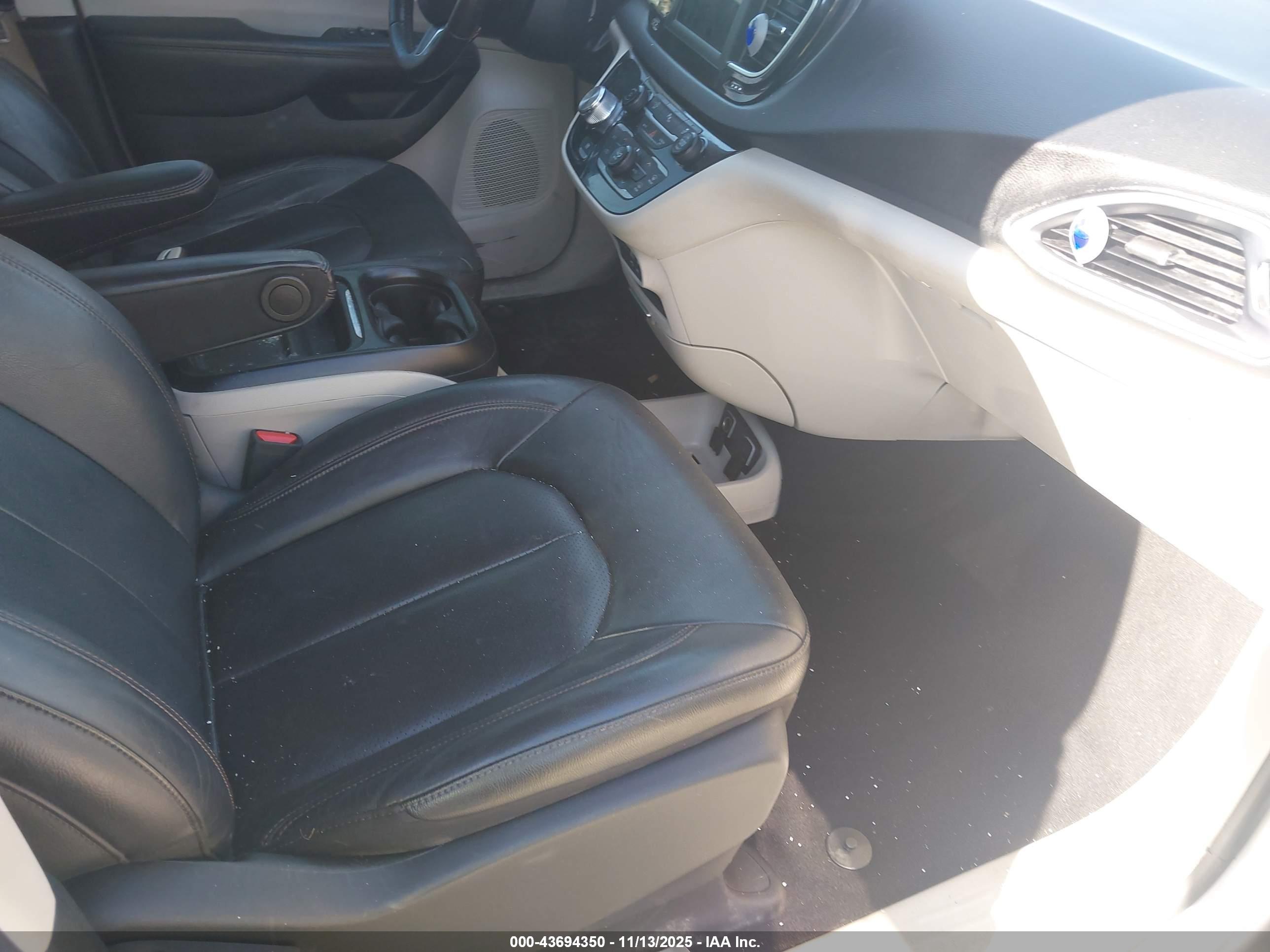 CHRYSLER PACIFICA image 5