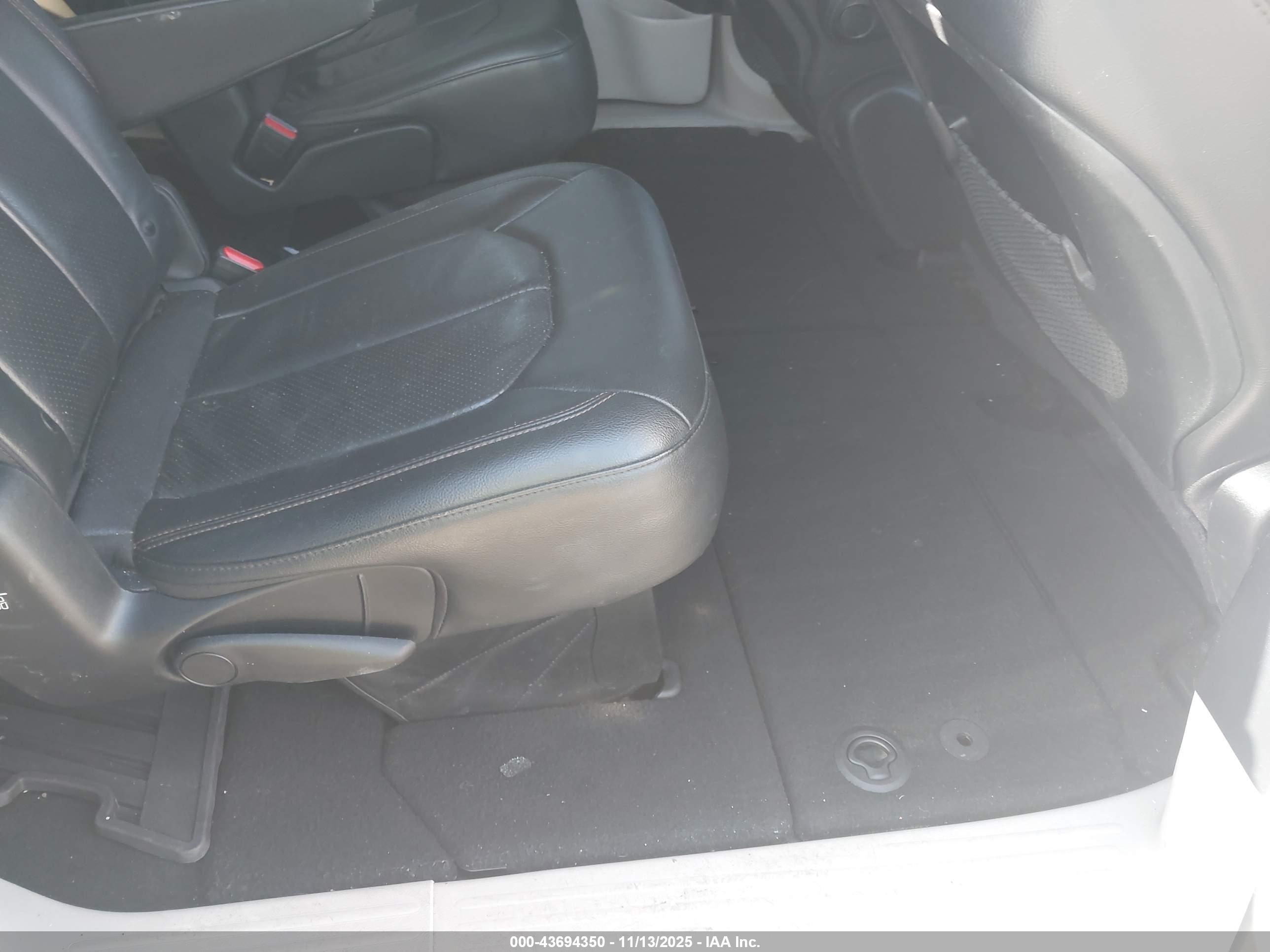 CHRYSLER PACIFICA image 8