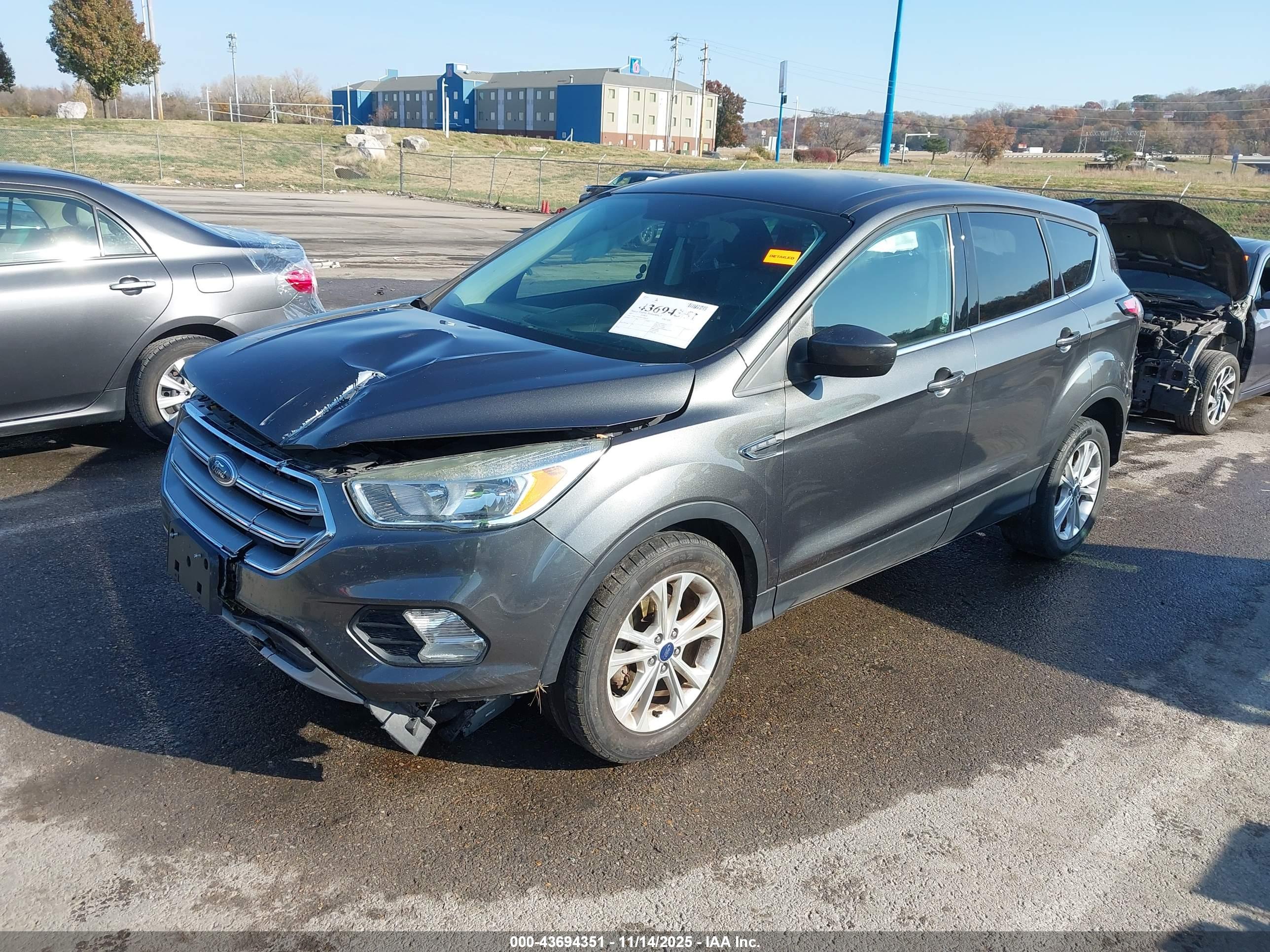 FORD ESCAPE image 2