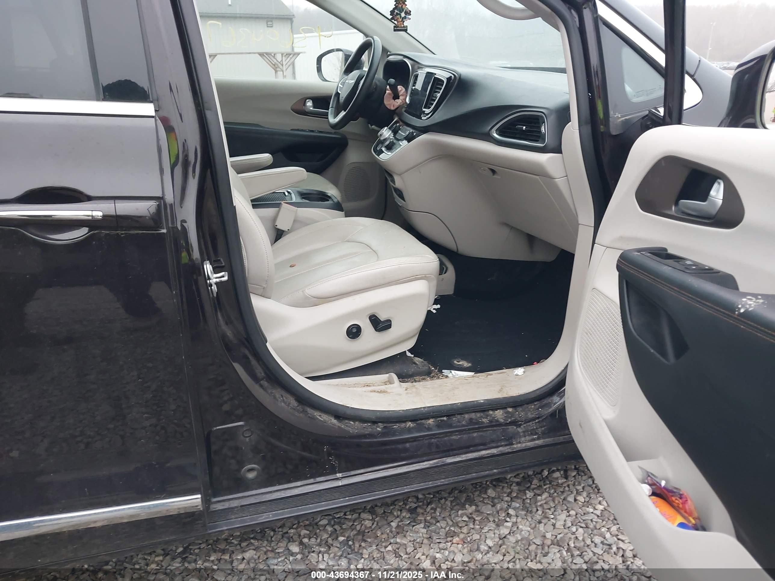 CHRYSLER PACIFICA image 5