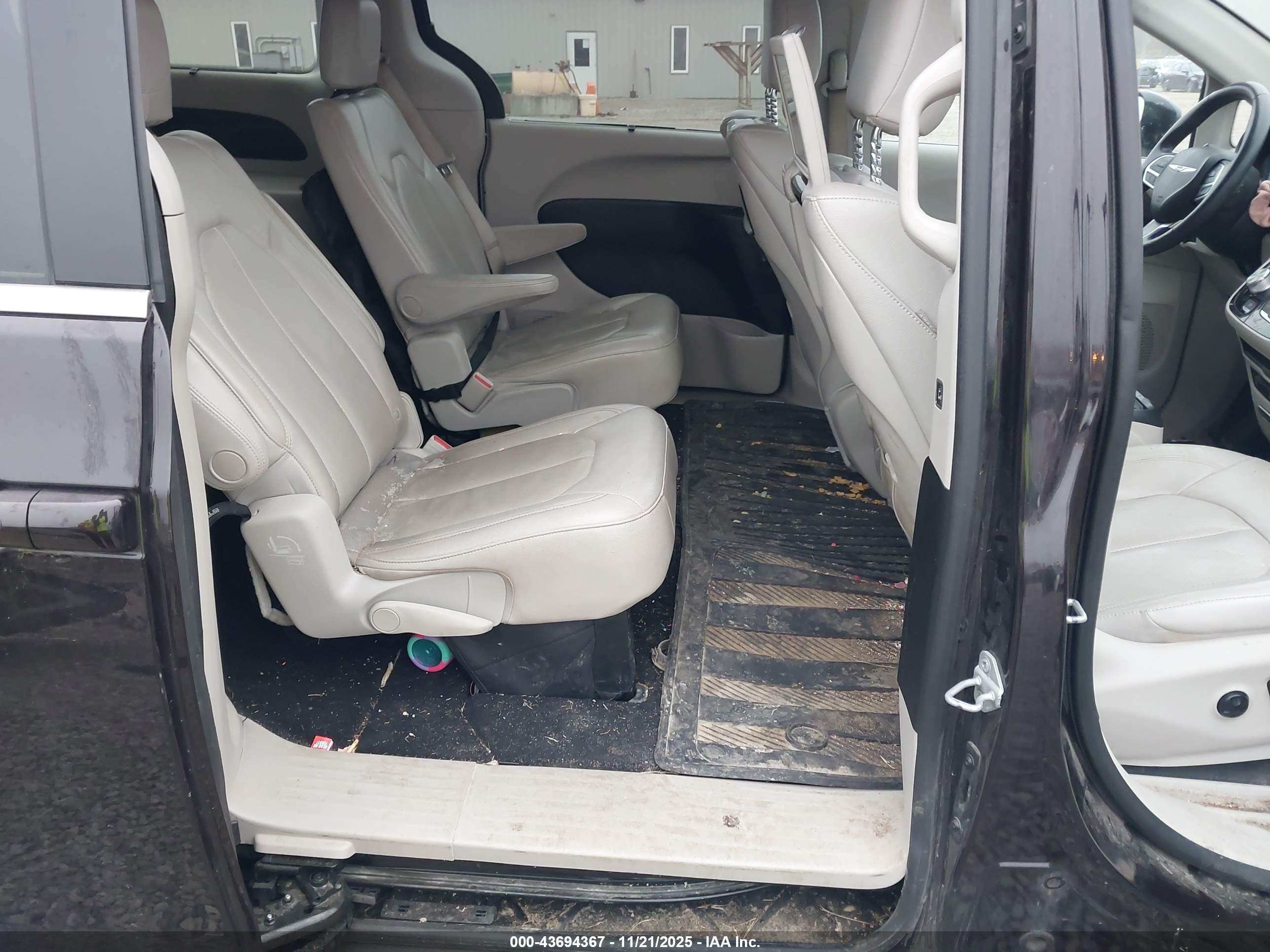 CHRYSLER PACIFICA image 8