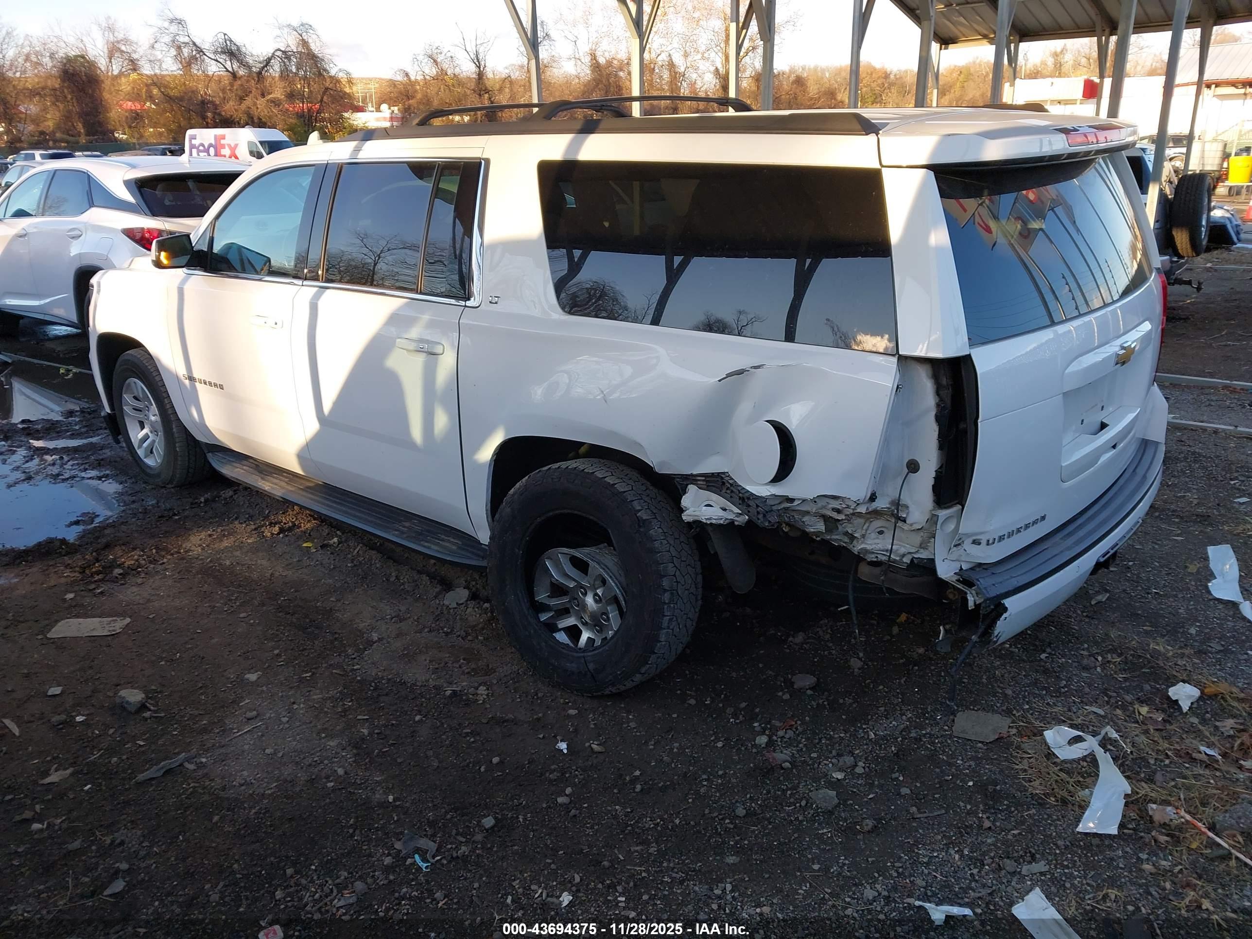 CHEVROLET SUBURBAN image 3